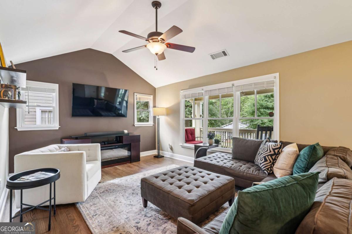 25 Sanderson Street NE