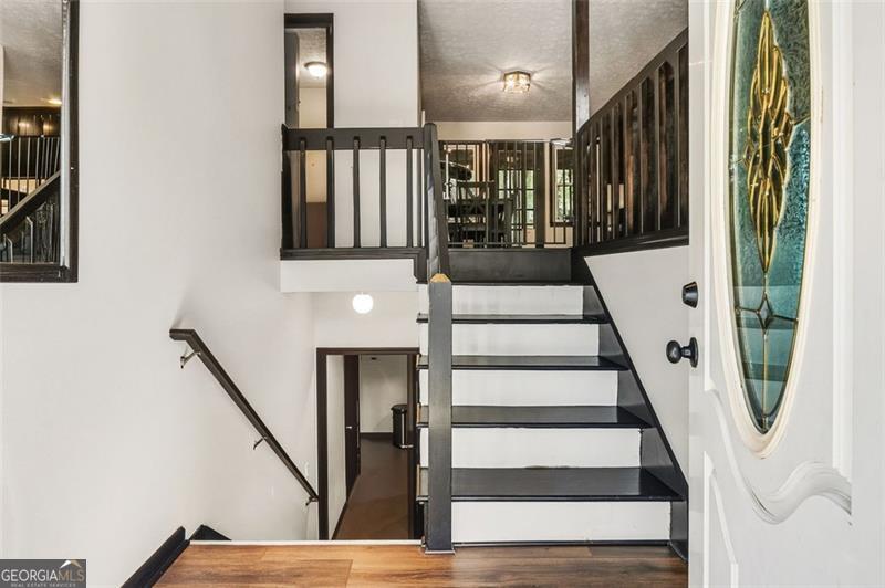 161 W Mountain Oak Street