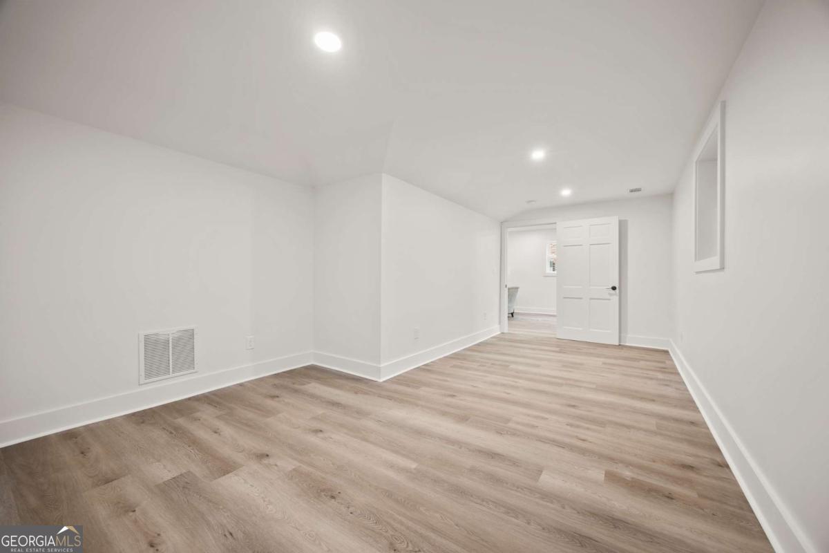 2433 Helmsdale Drive NE