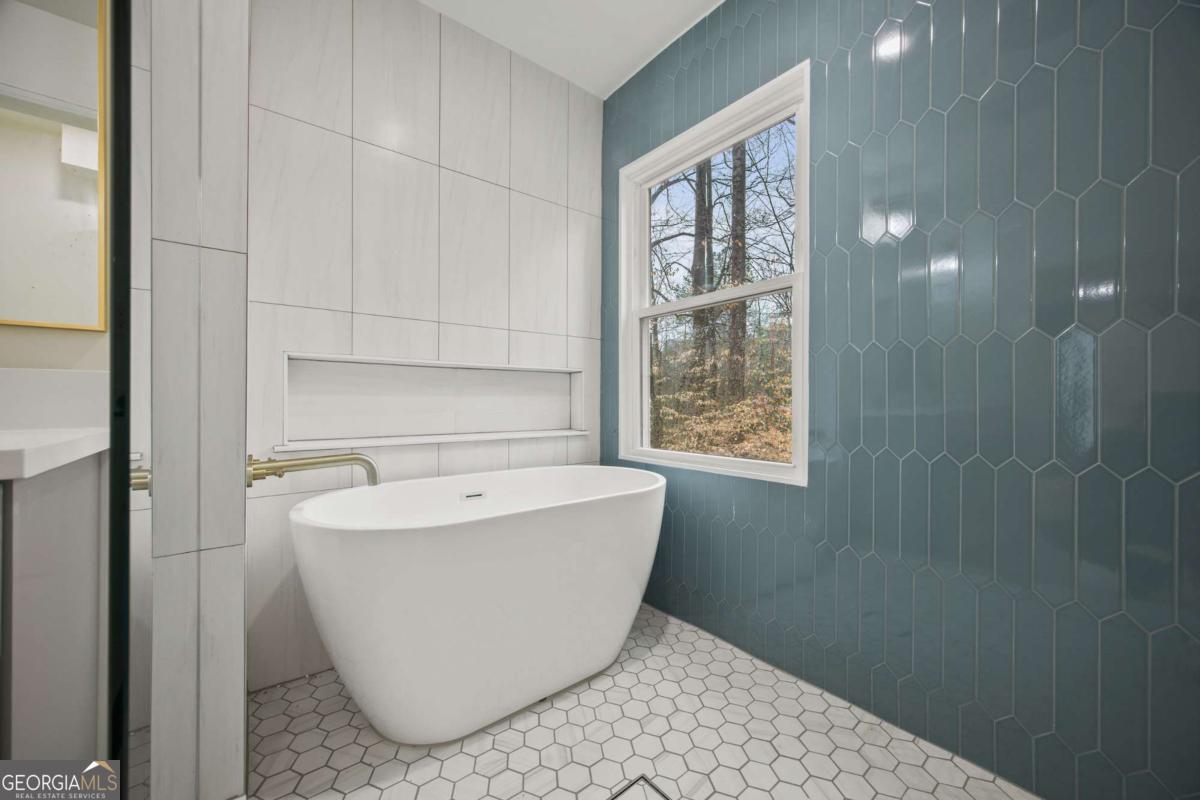 2433 Helmsdale Drive NE