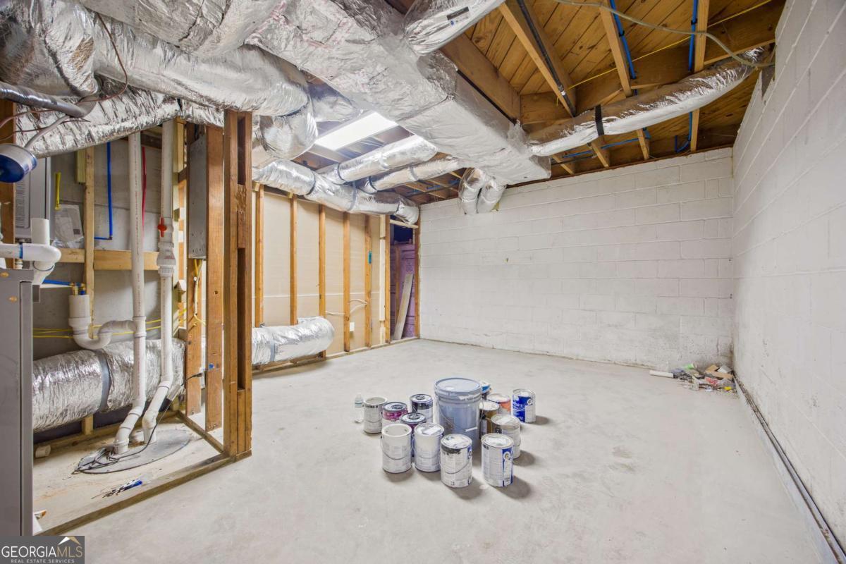 2433 Helmsdale Drive NE