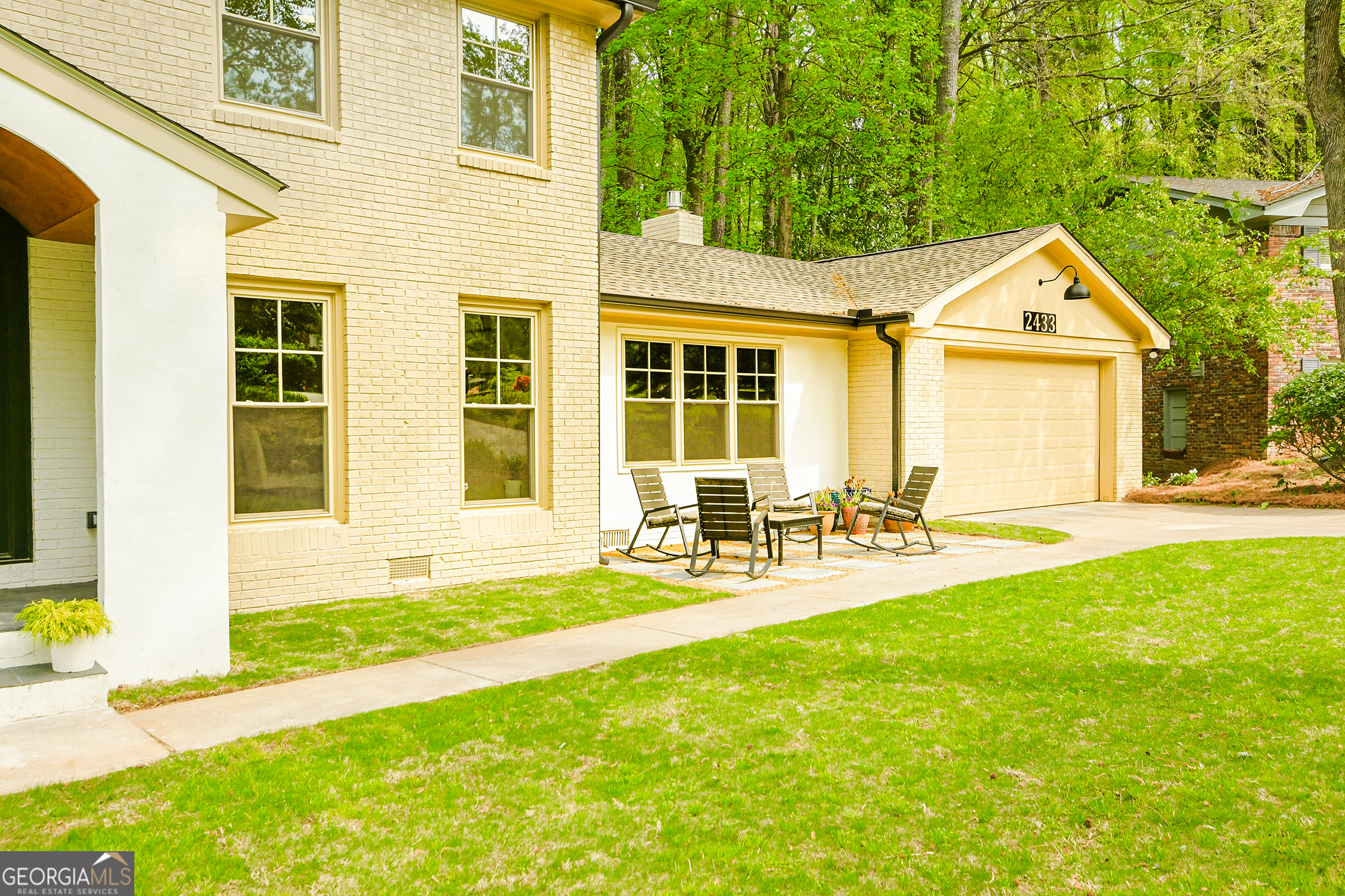 2433 Helmsdale Drive NE