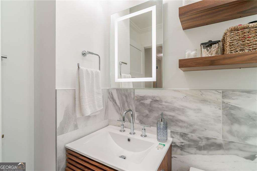 210 Sampson Street NE # 3