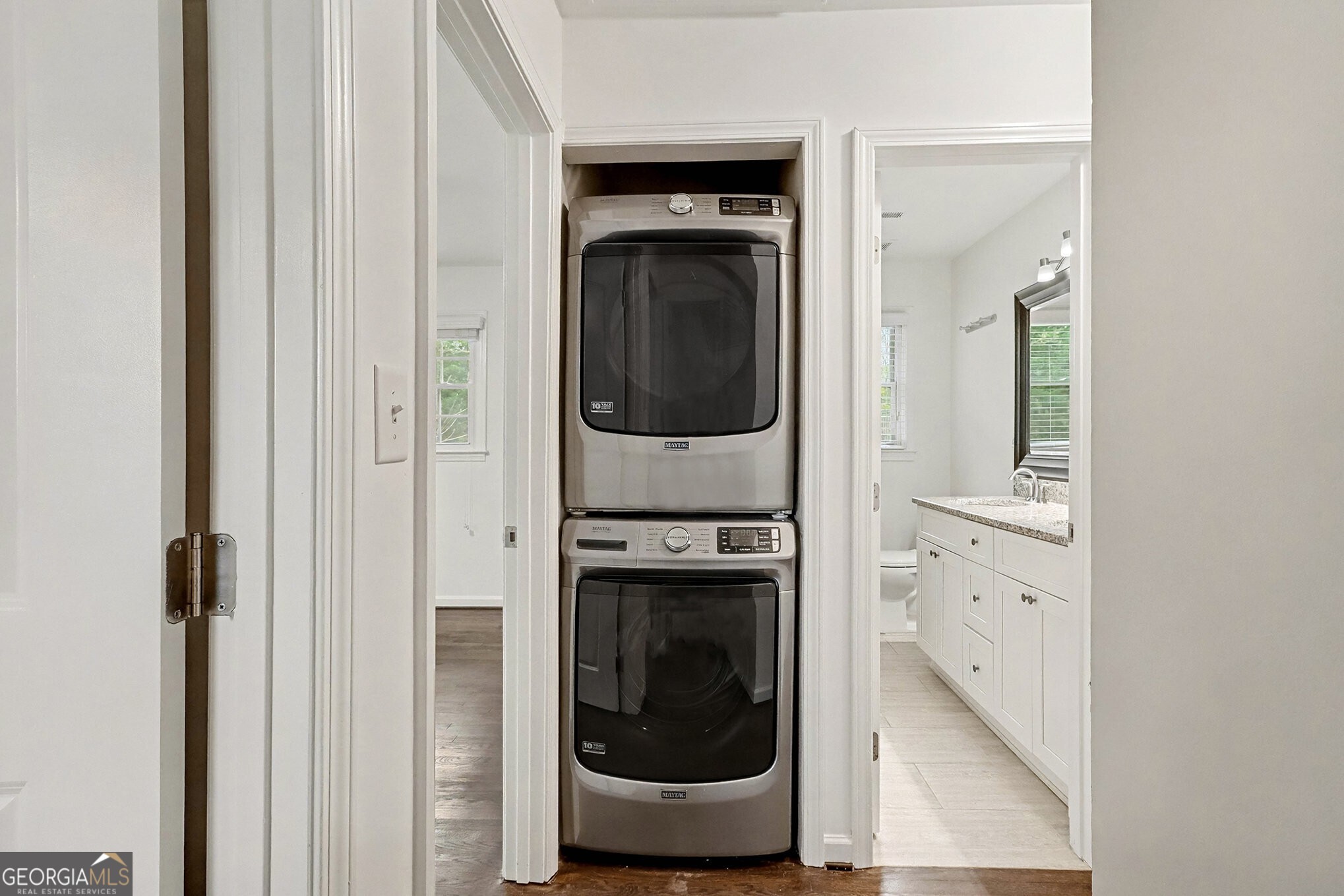 3053 Hollywood Drive