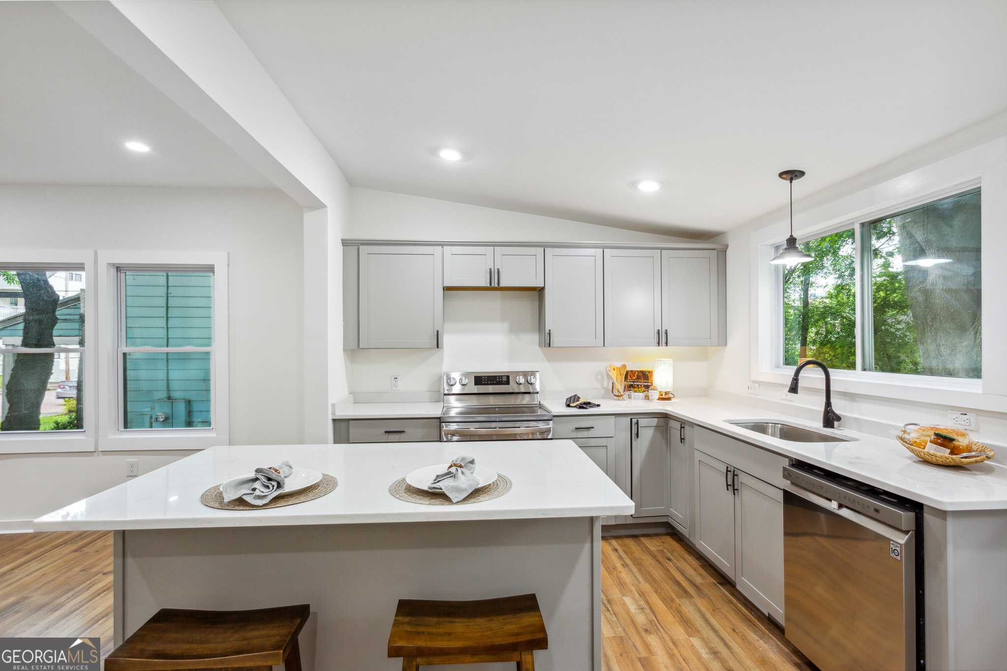 698 Garibaldi Street SW