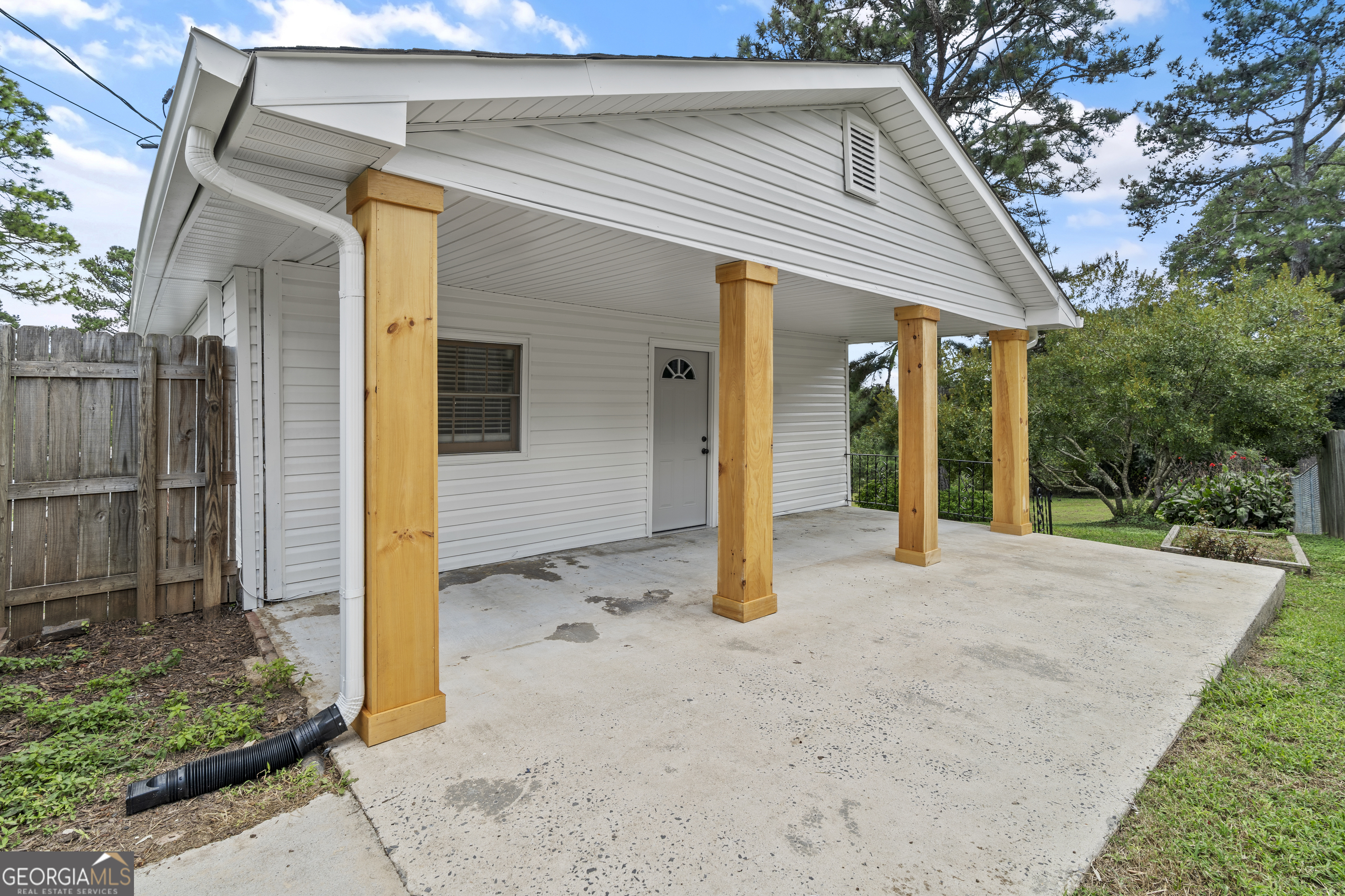 16 Barnesdale Way NE