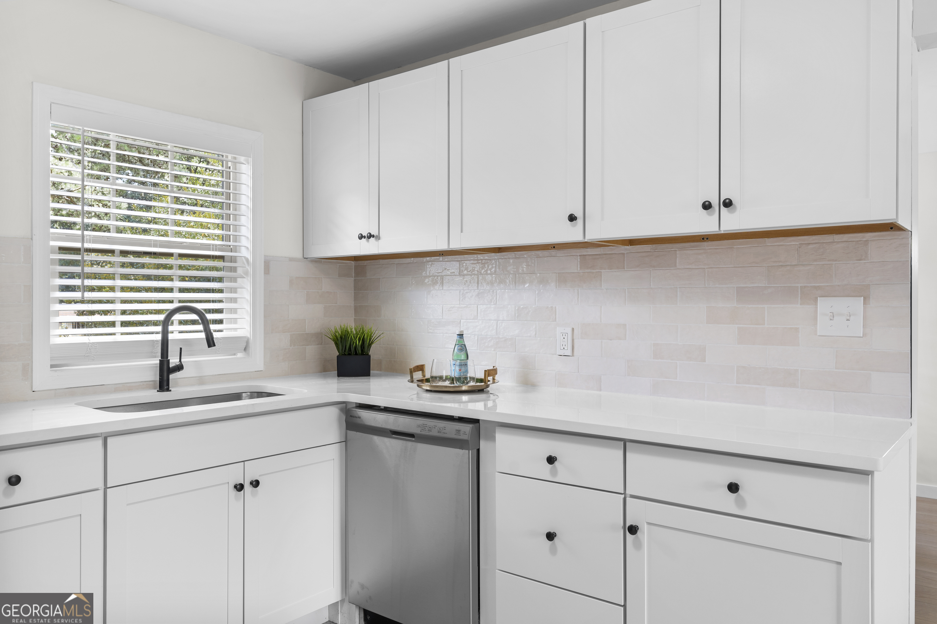 16 Barnesdale Way NE