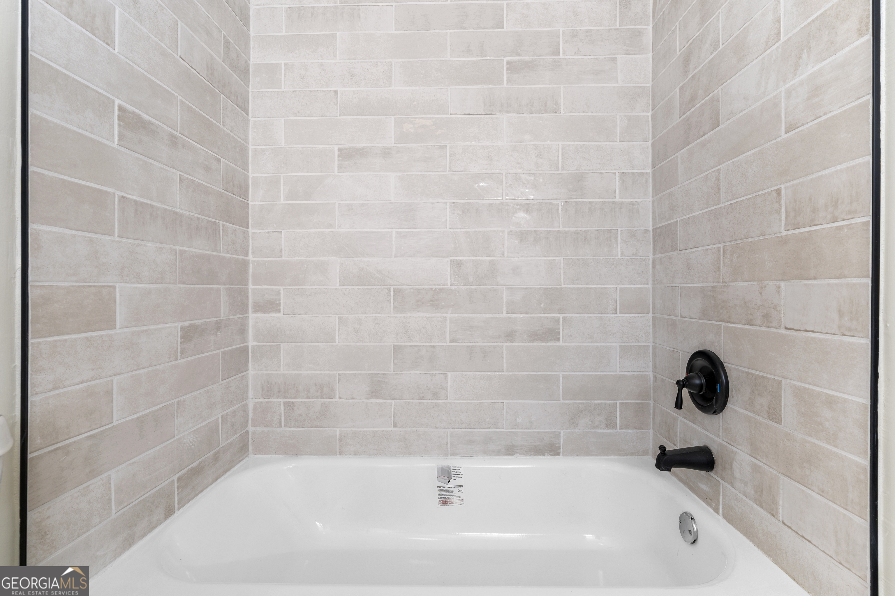 16 Barnesdale Way NE