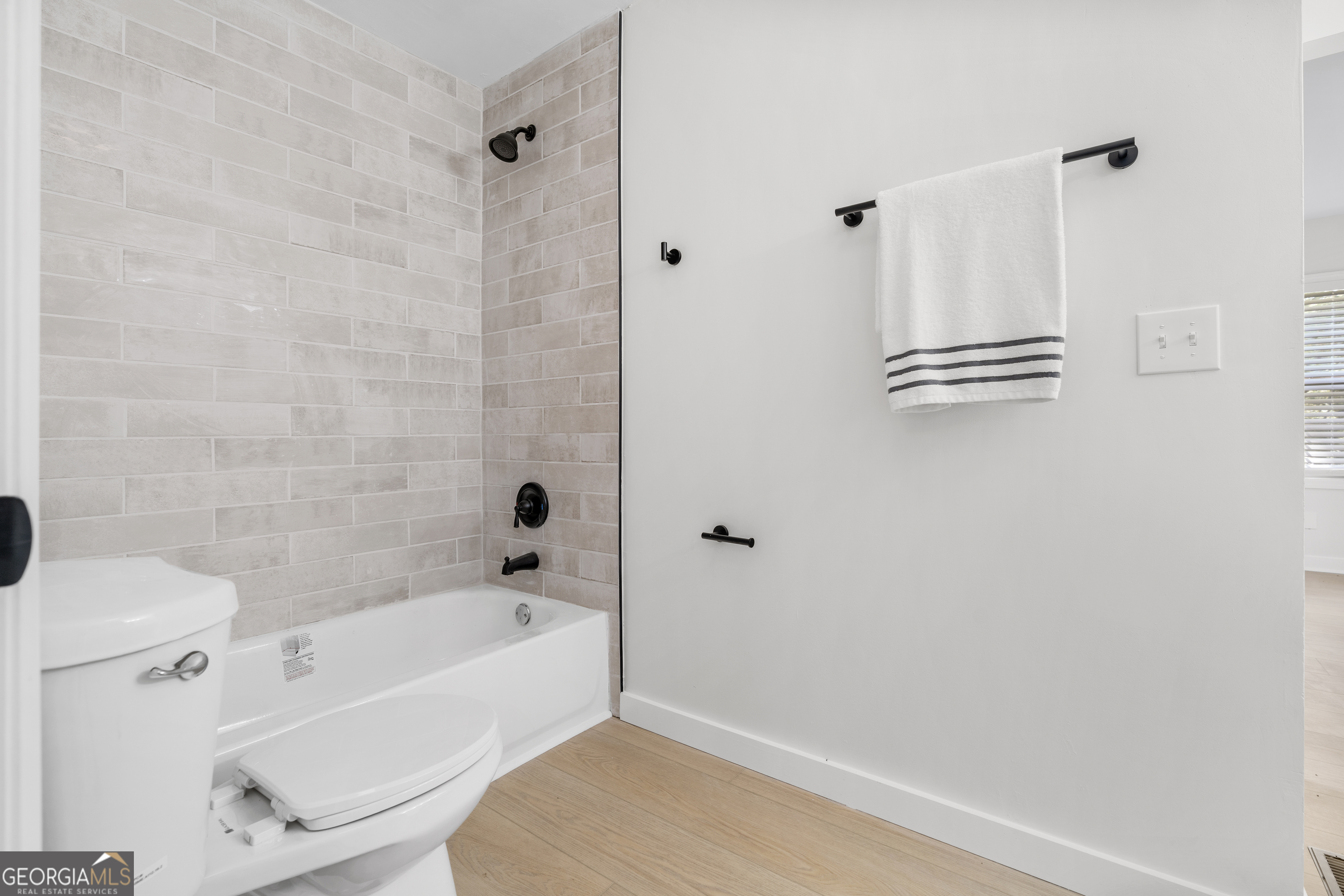 16 Barnesdale Way NE