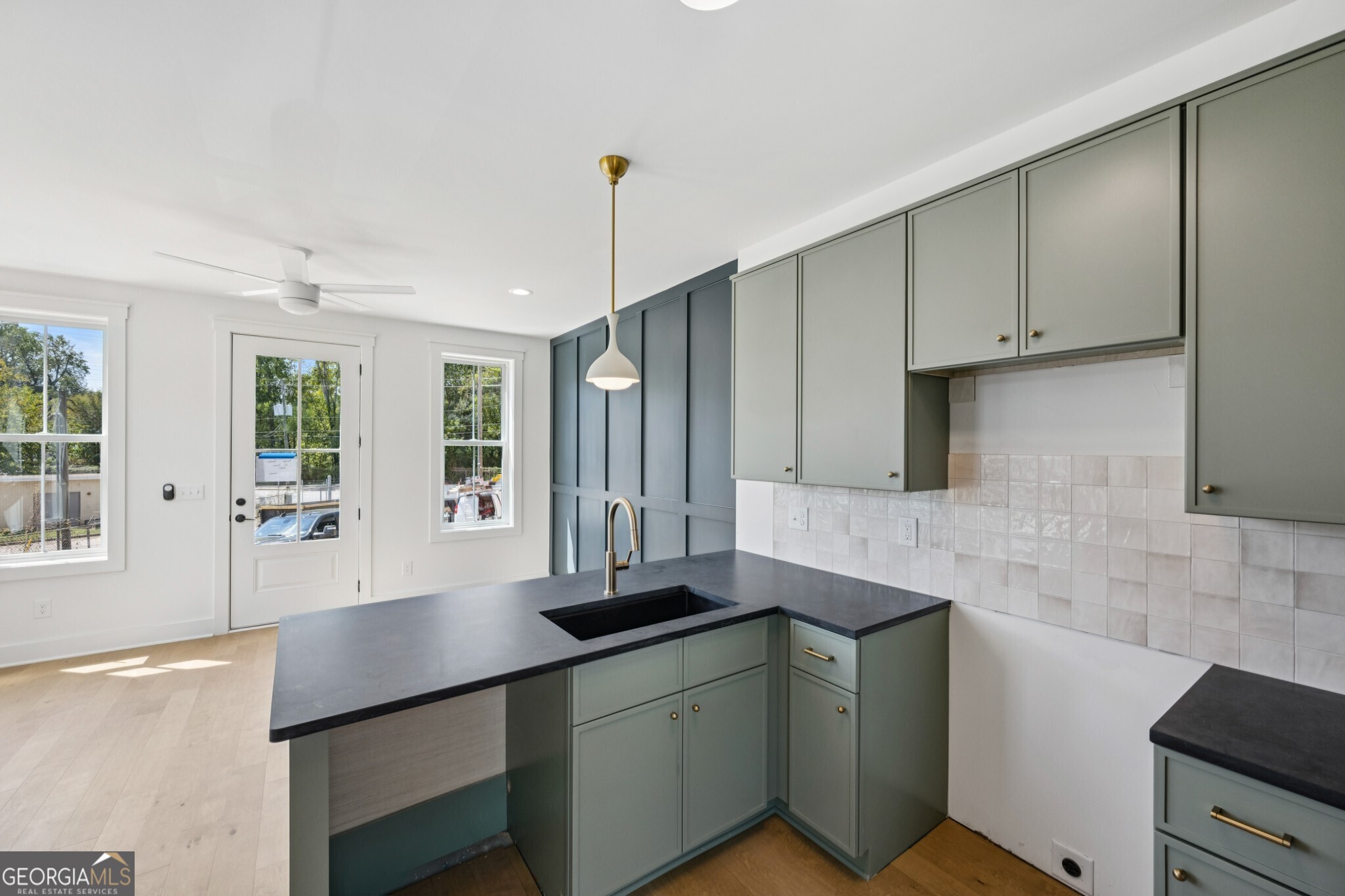 1160 Boulevard SE # 9