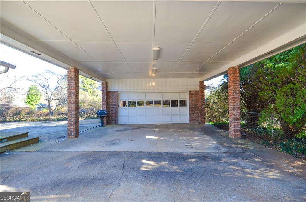 5547 Prince Phillip Way