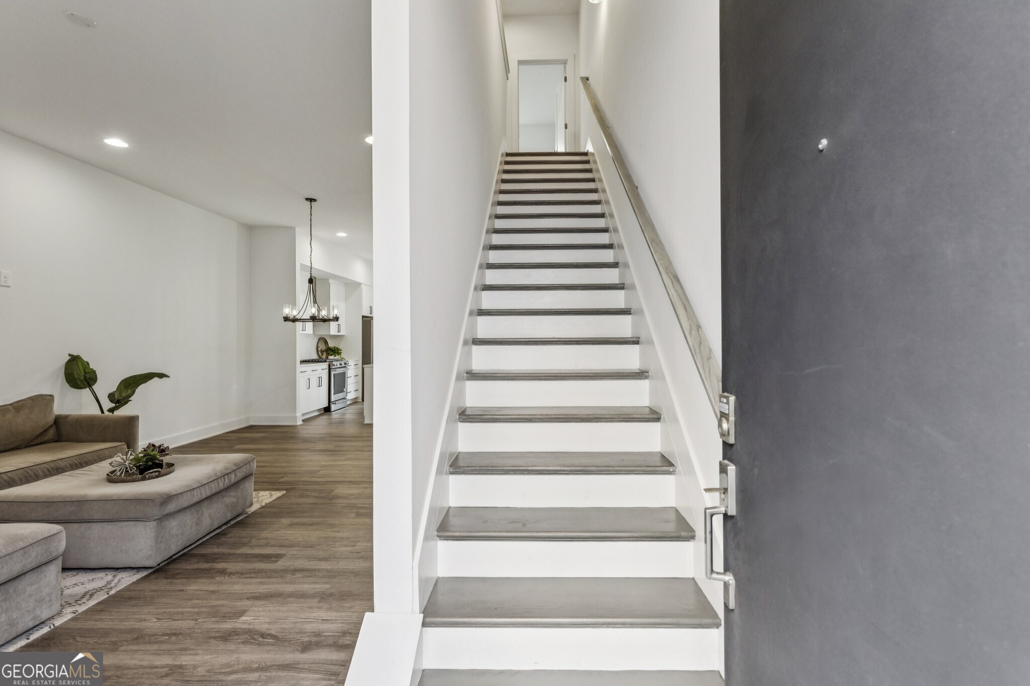 1261 Chelsea Circle NW