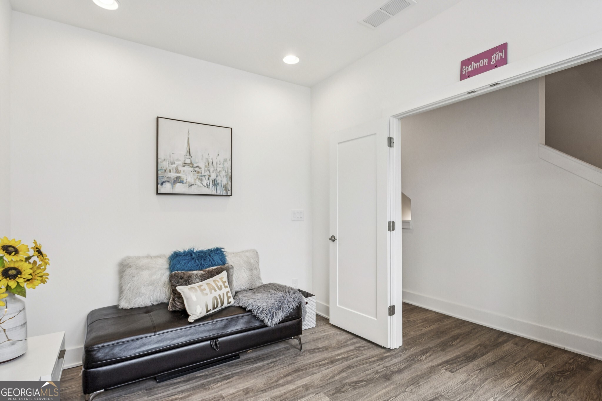 1261 Chelsea Circle NW