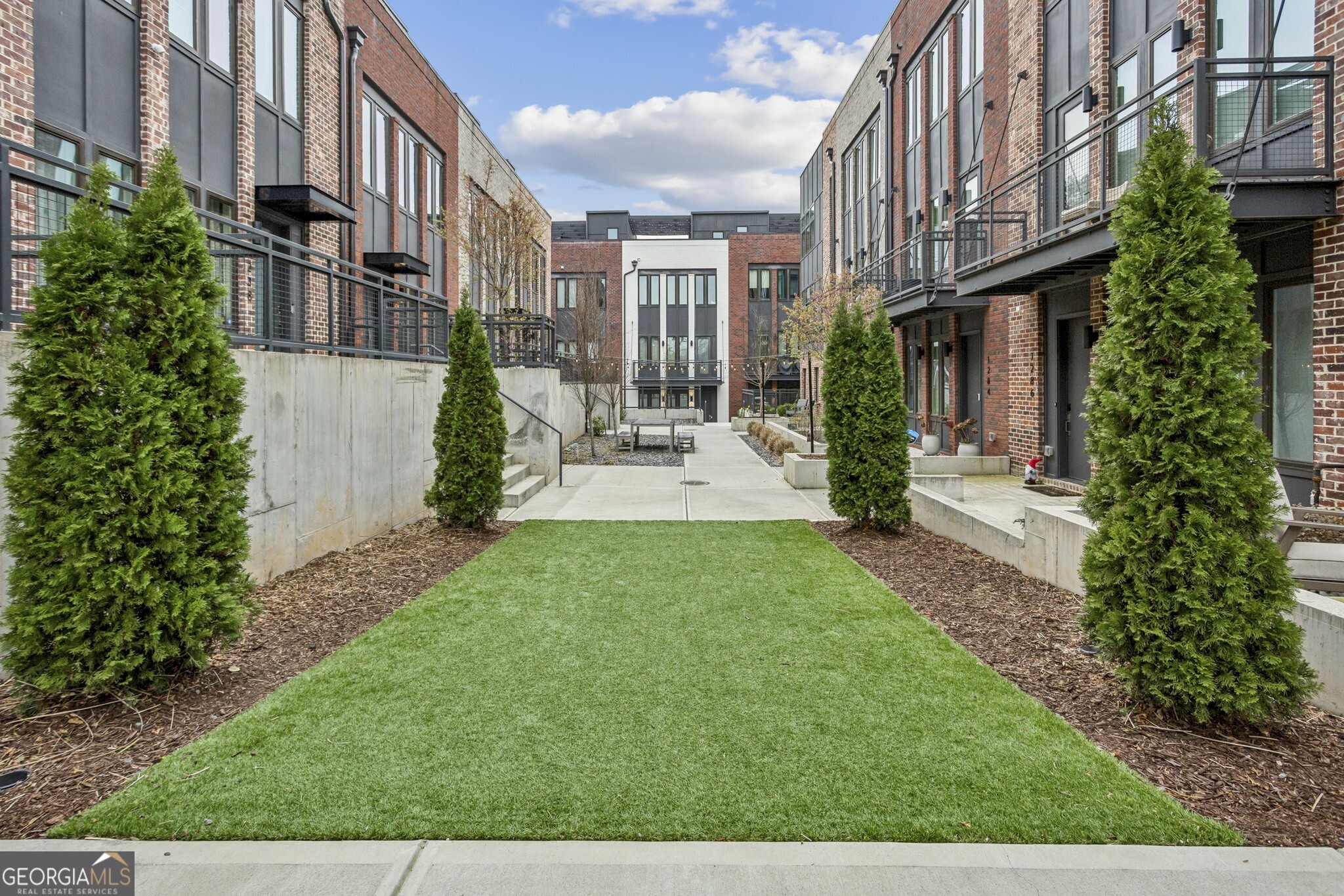 1261 Chelsea Circle NW