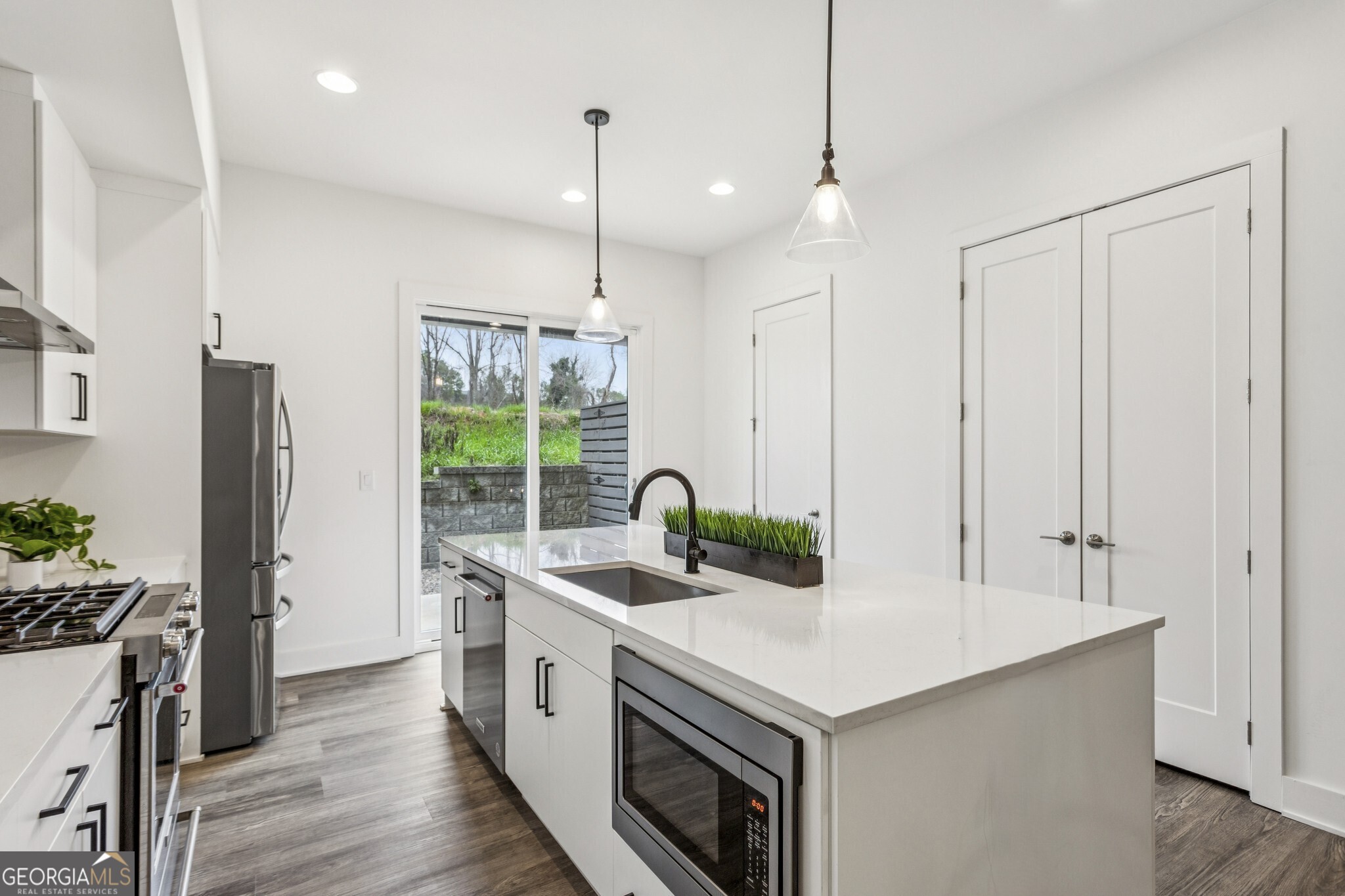 1261 Chelsea Circle NW