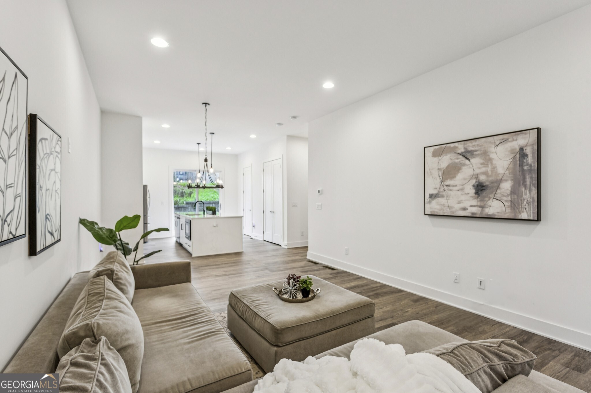 1261 Chelsea Circle NW