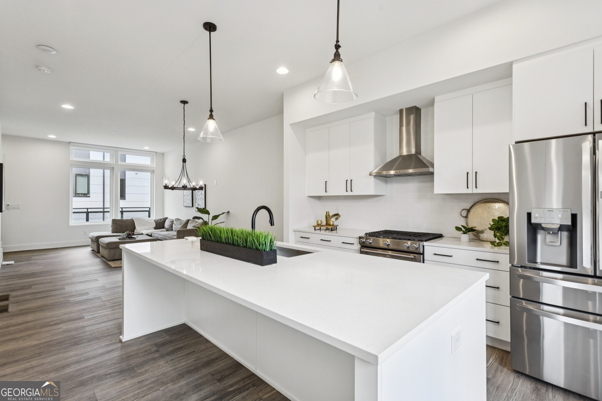 1261 Chelsea Circle NW