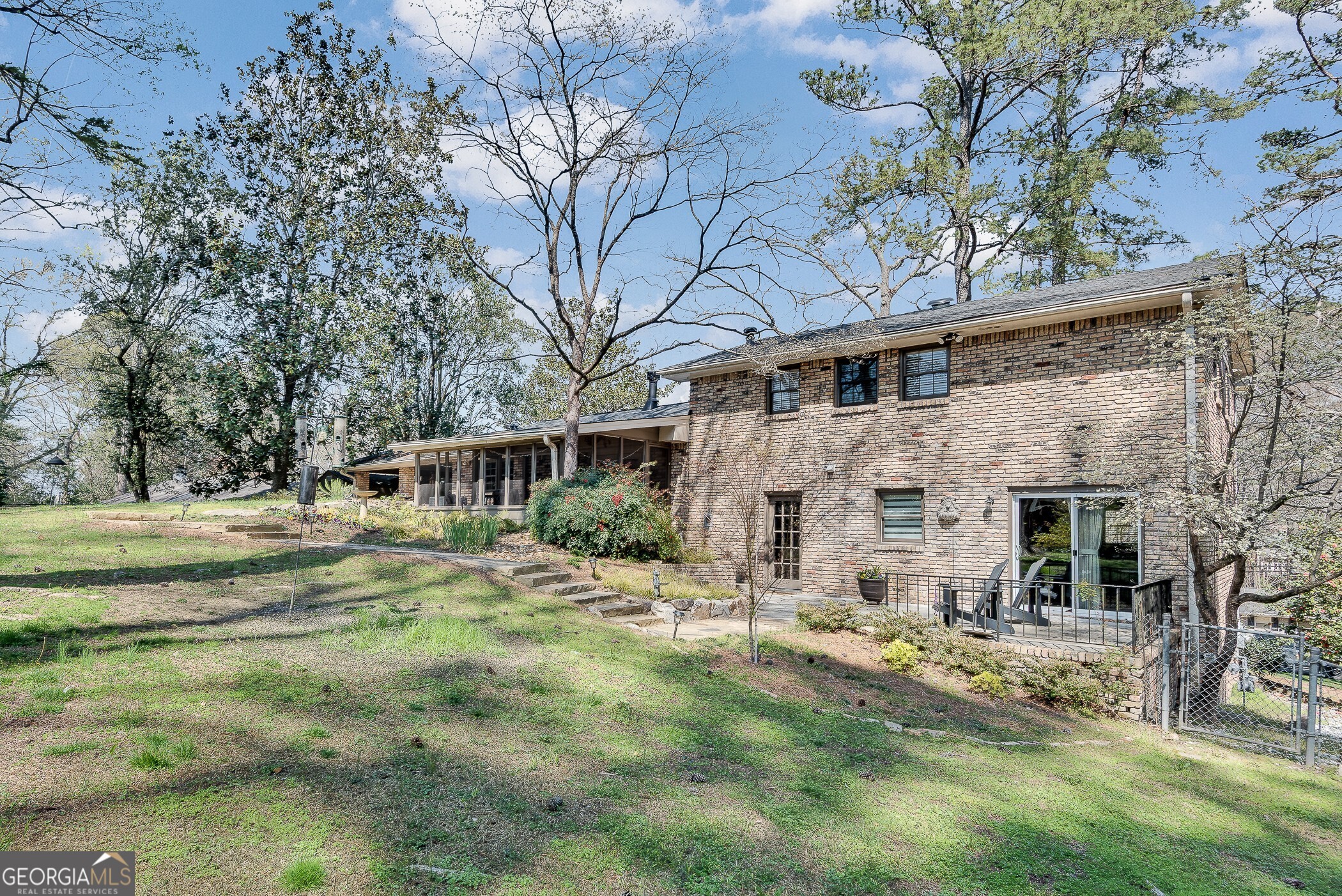 2640 Hawthorne Drive NE