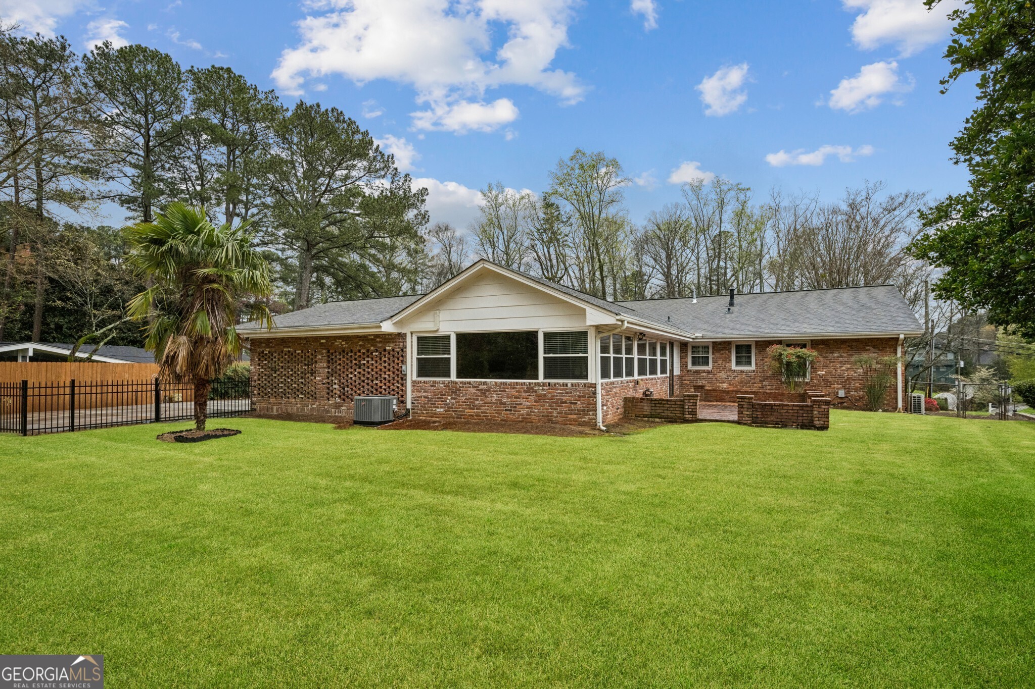 2467 Leslie Drive NE