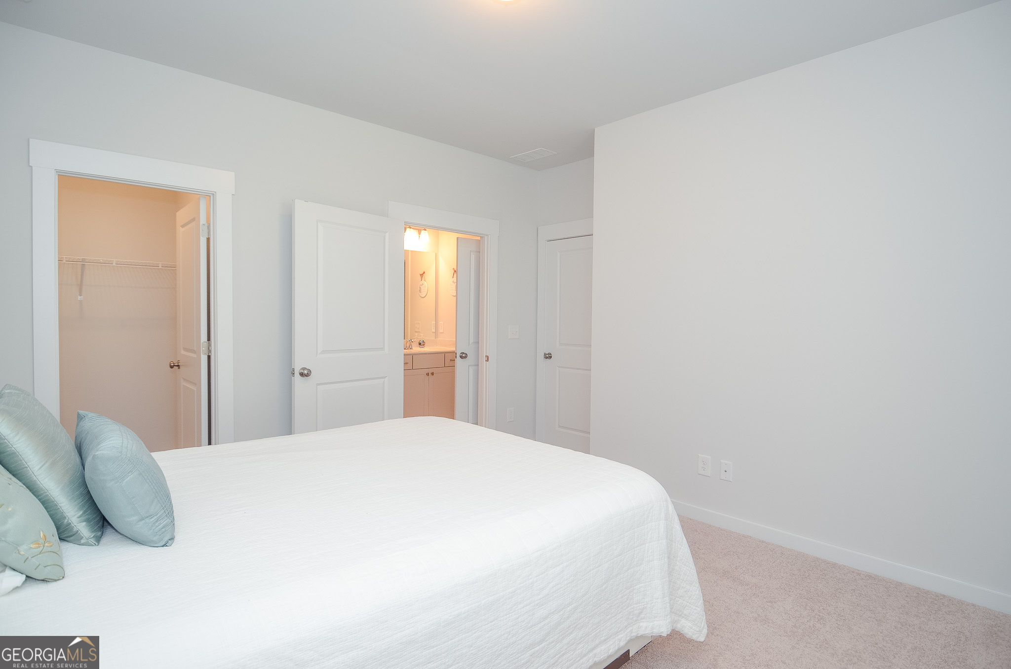 2562 Rathburn Circle