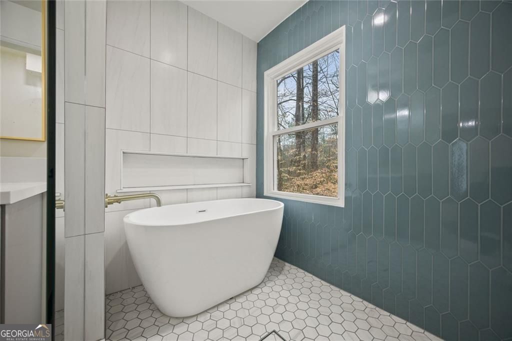 2433 Helmsdale NE