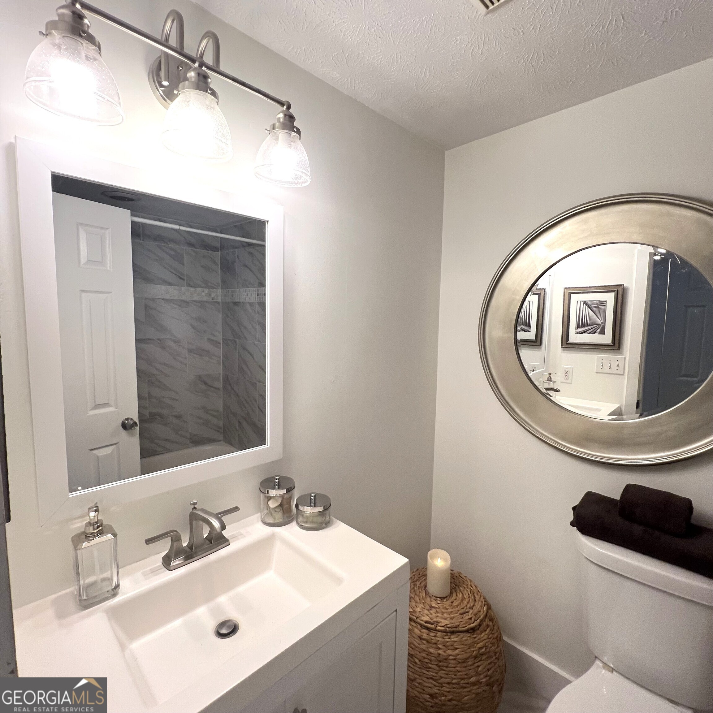 702A Myrtle Street NE