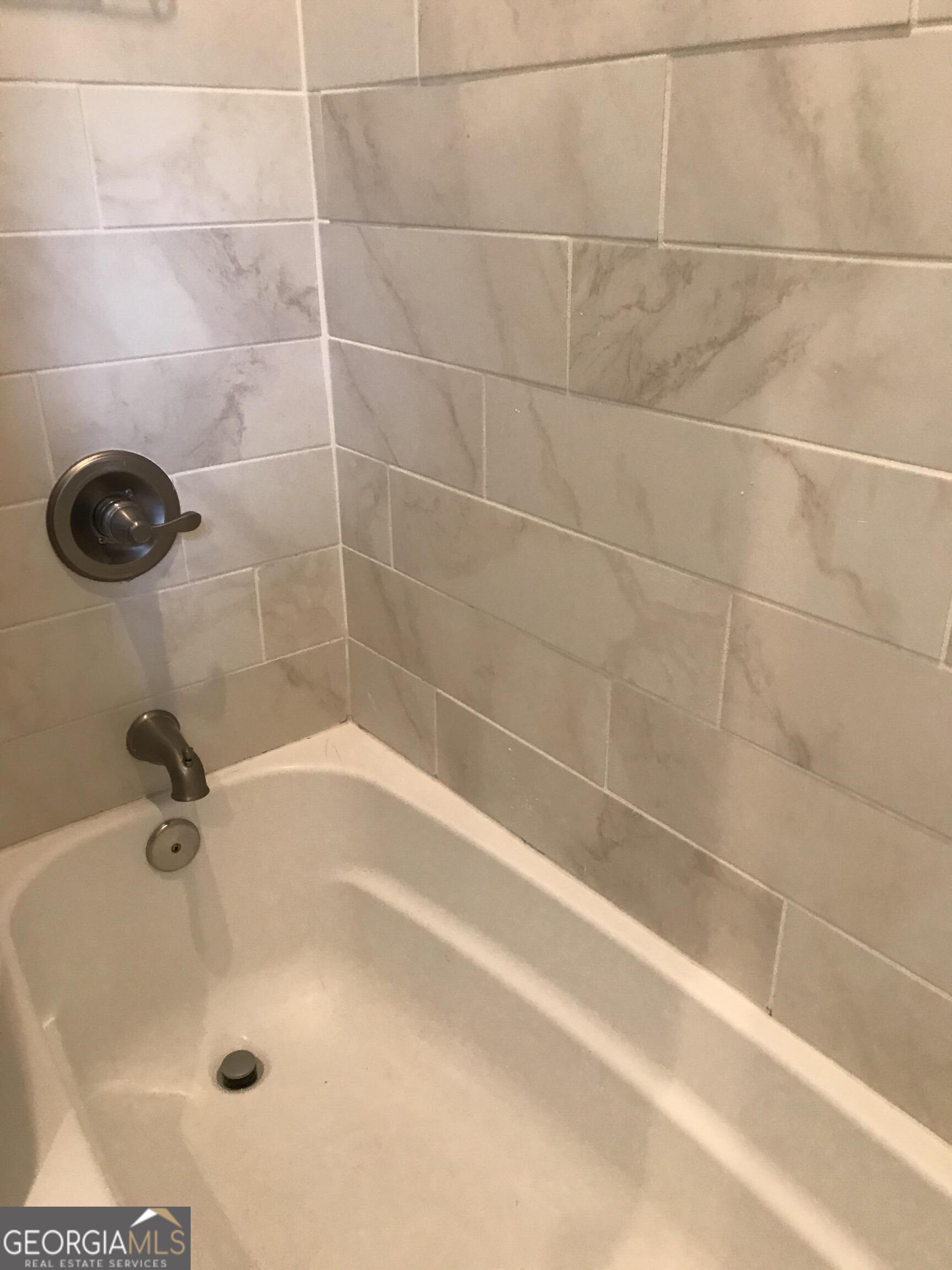 702A Myrtle Street NE