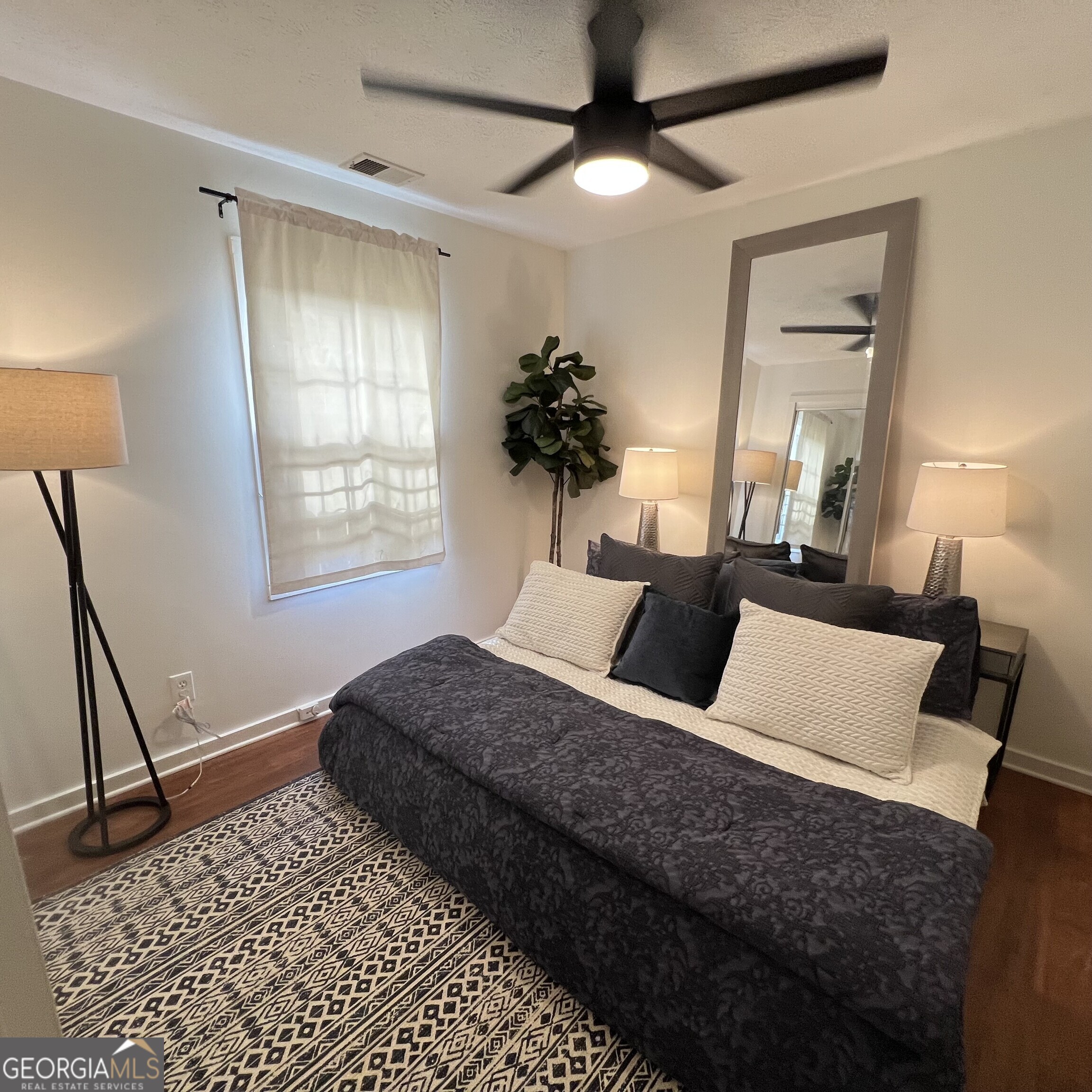 702A Myrtle Street NE