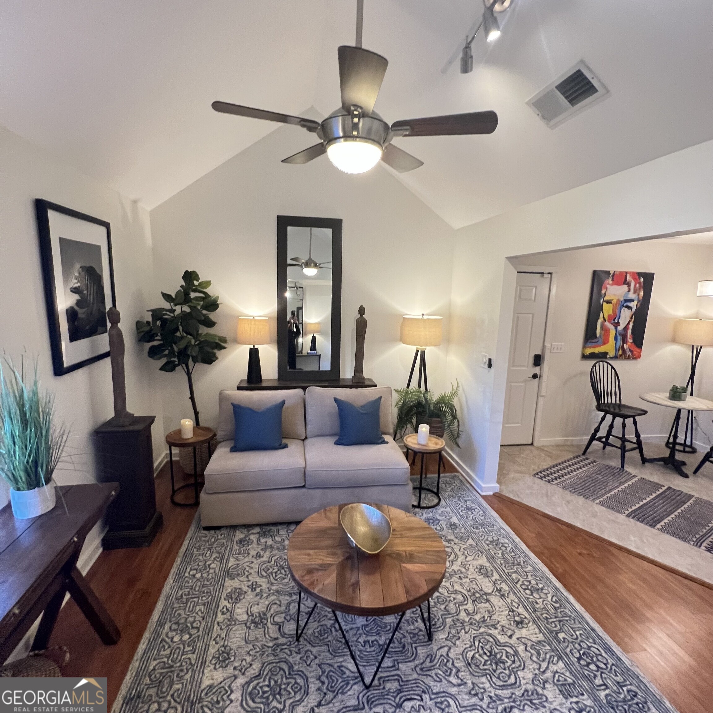 702A Myrtle Street NE