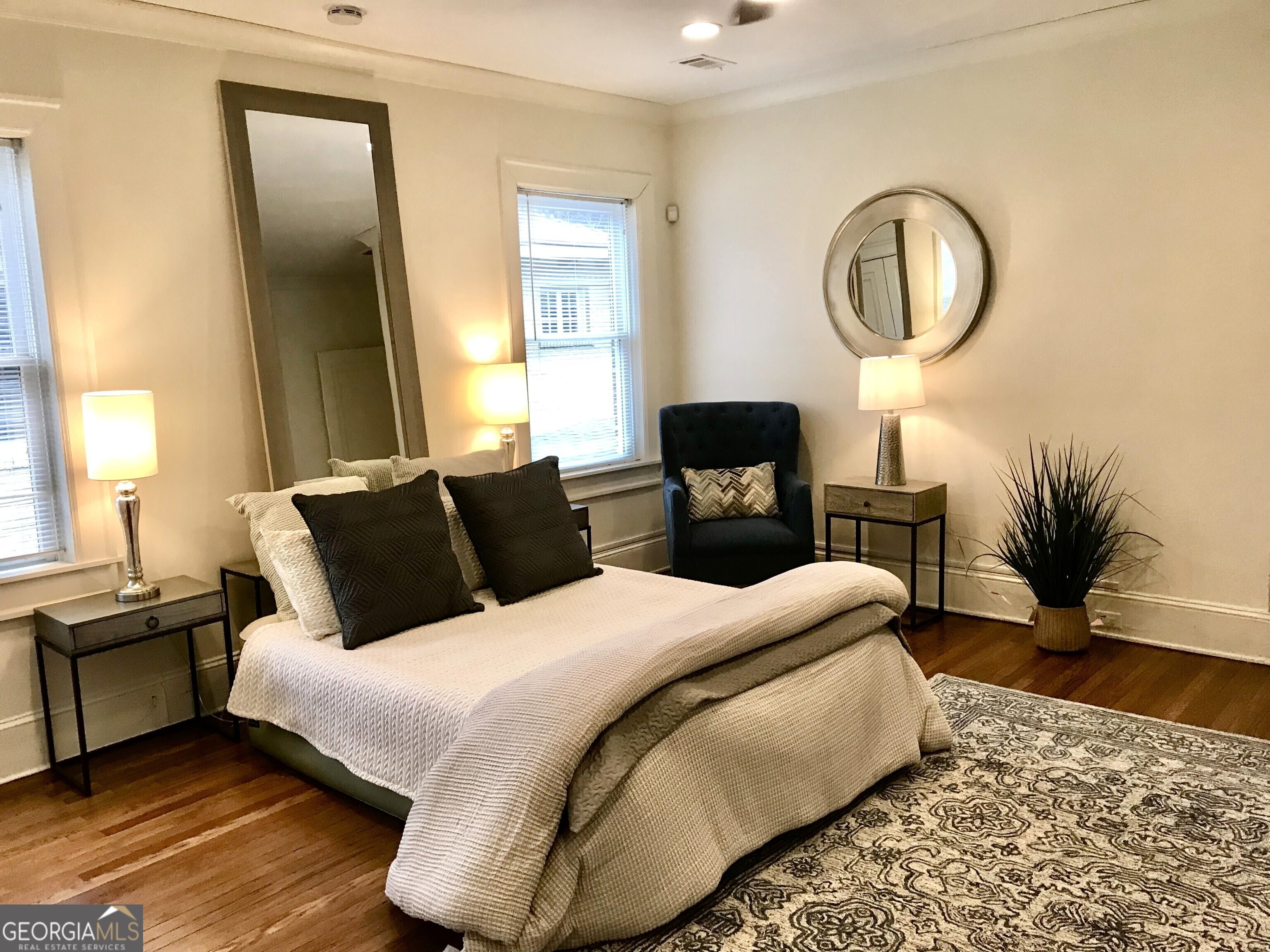 702A Myrtle Street NE