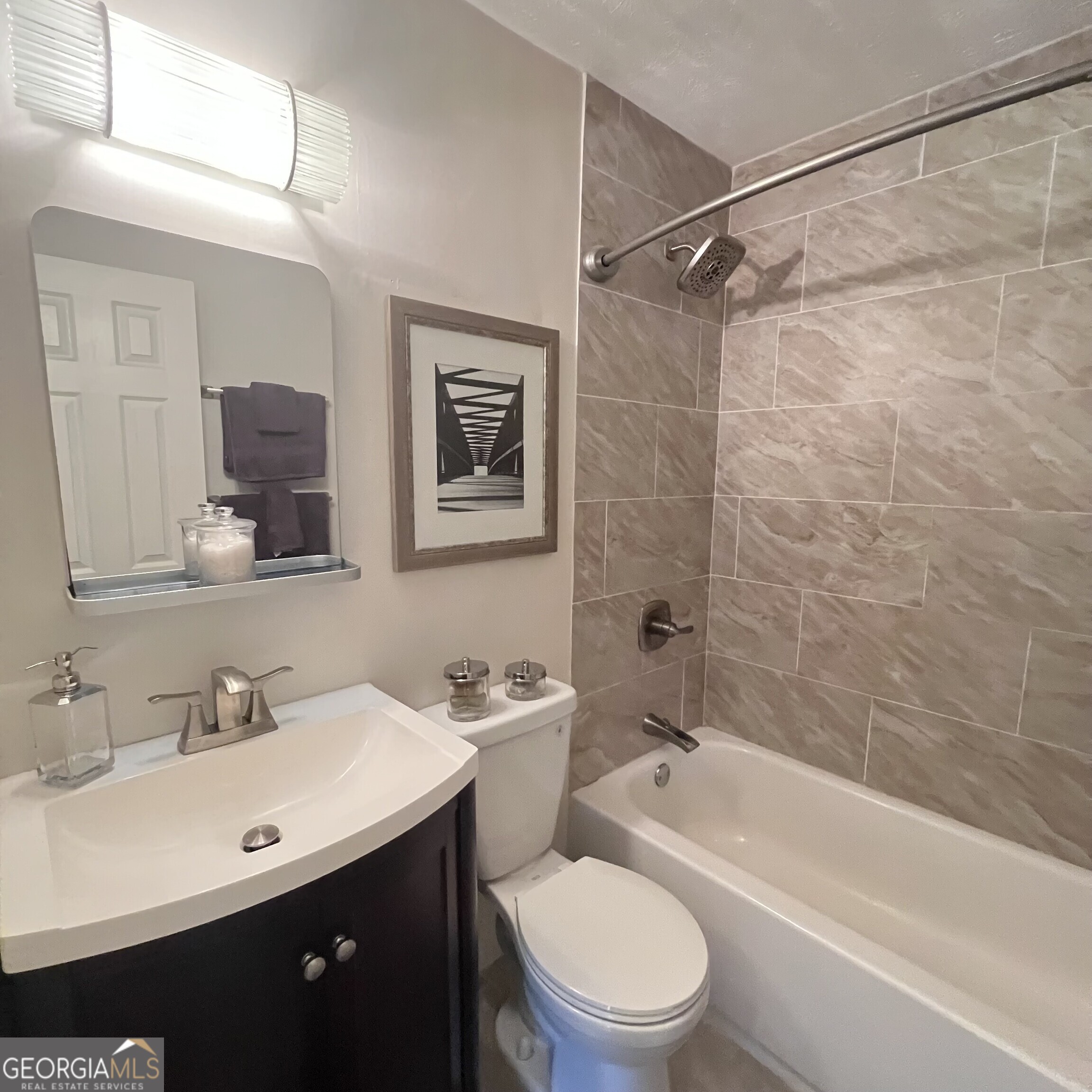 702A Myrtle Street NE