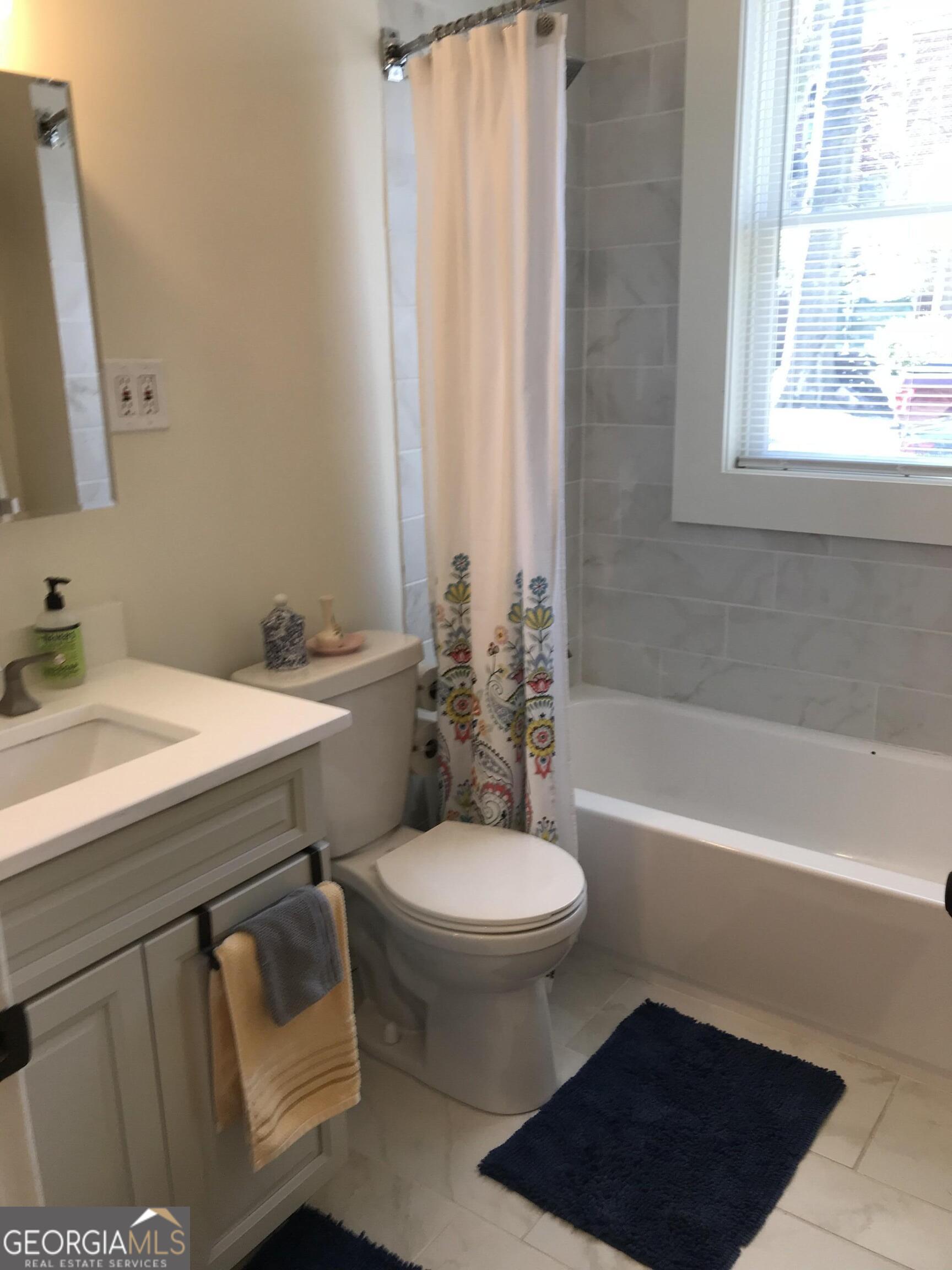 702A Myrtle Street NE