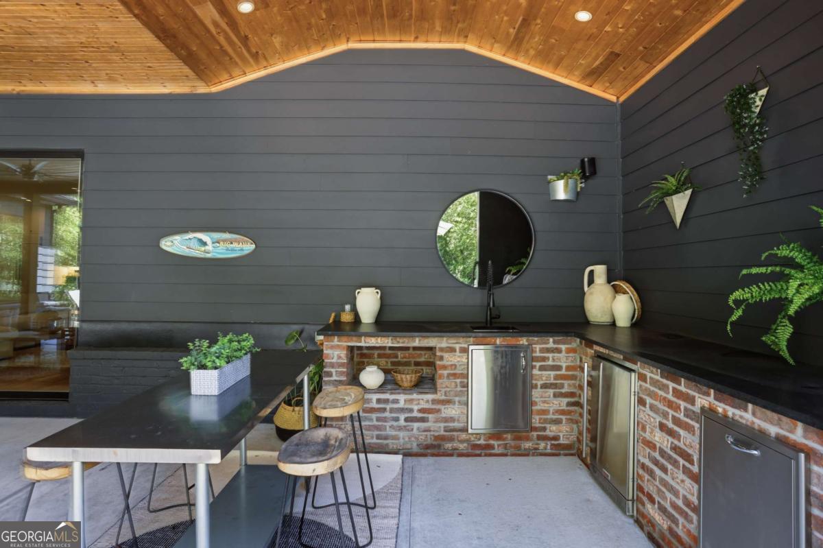 2420 Wawona Drive NE