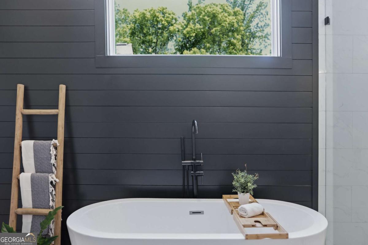 2420 Wawona Drive NE