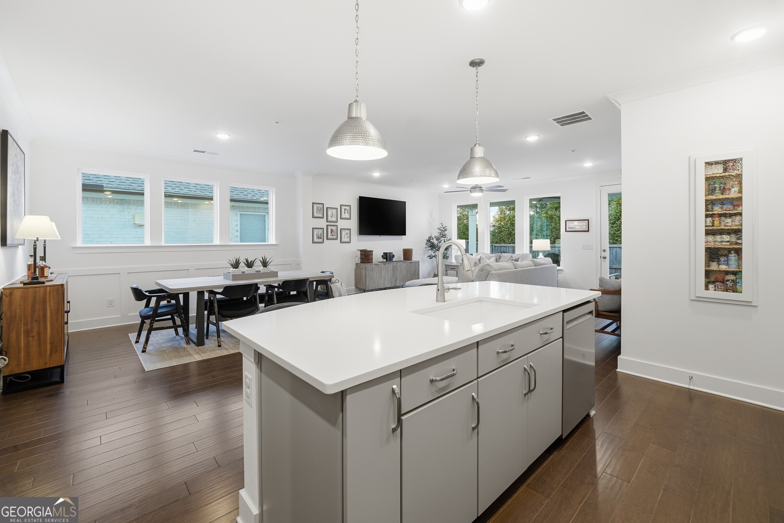 209 Floral Valley