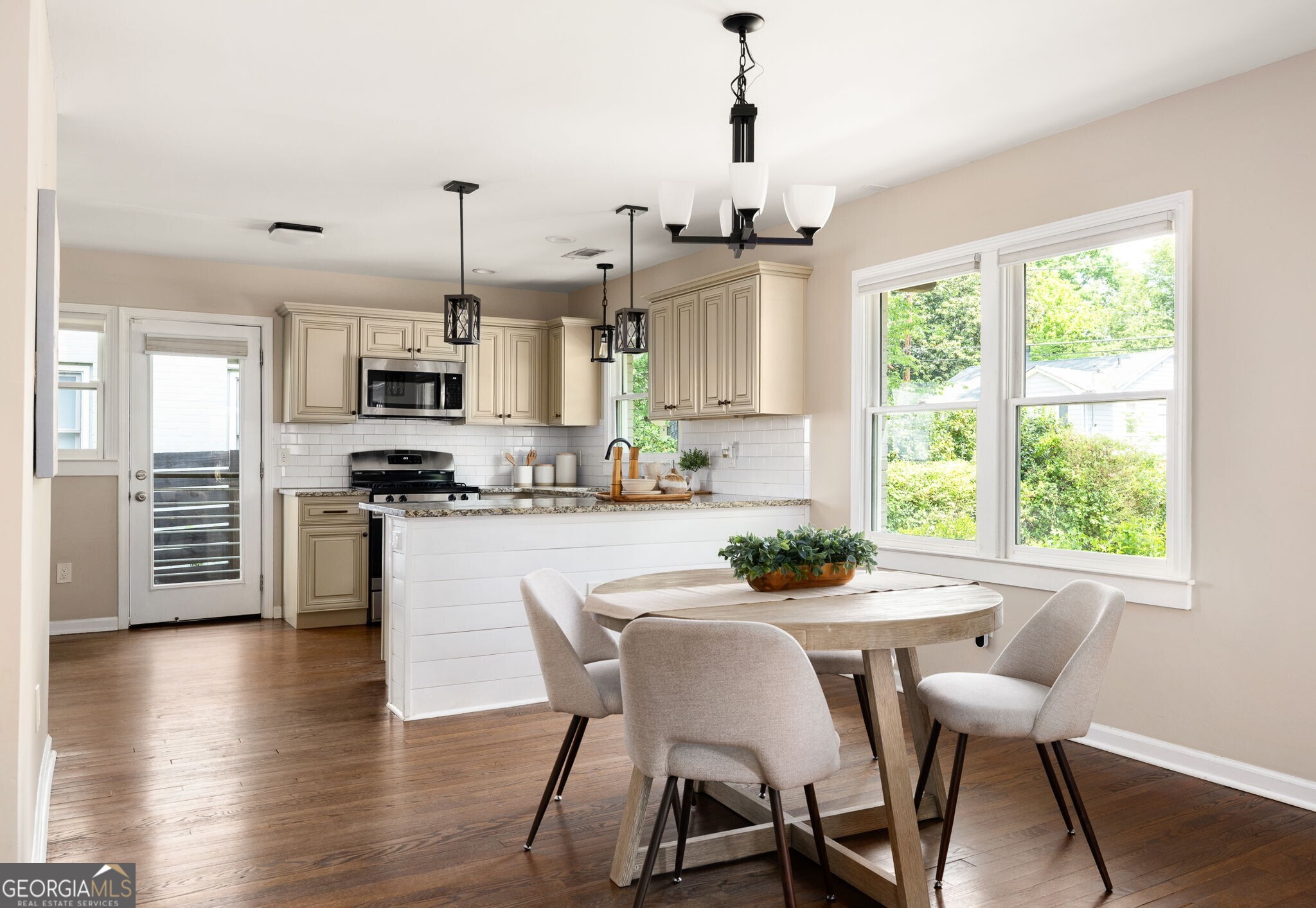 216 Sisson Avenue NE