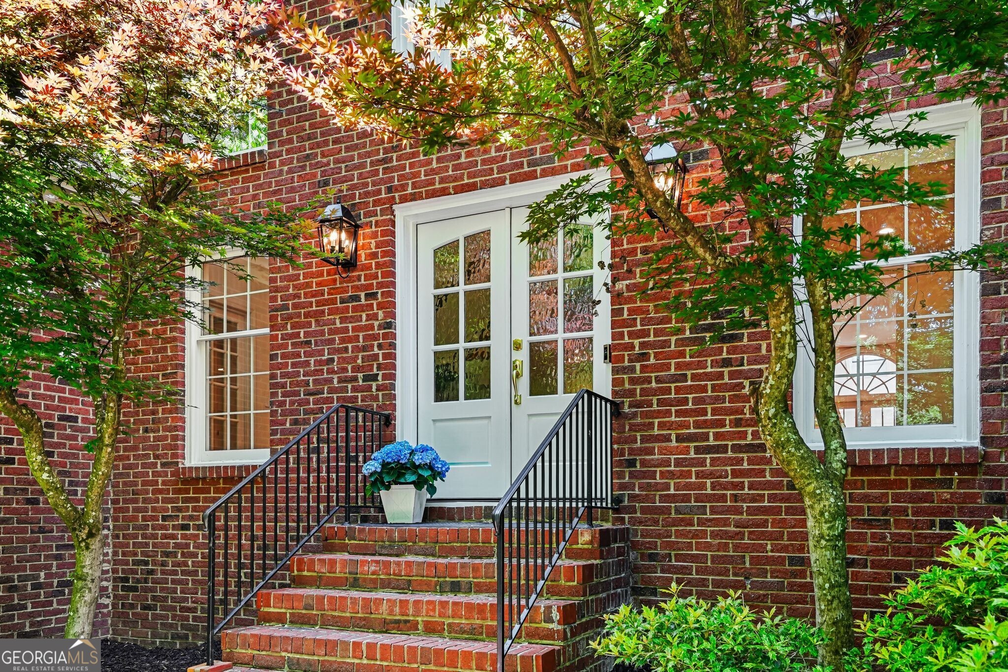 895 Waddington Court