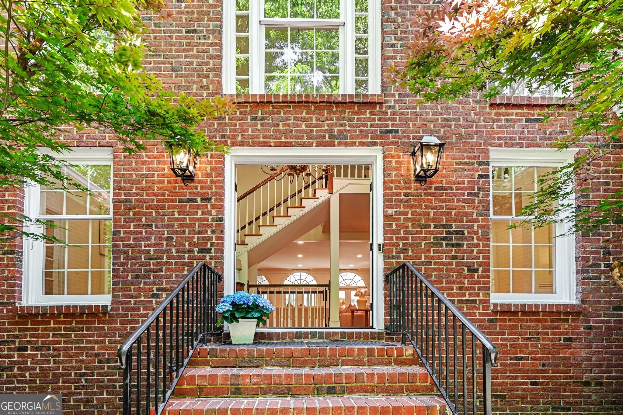 895 Waddington Court