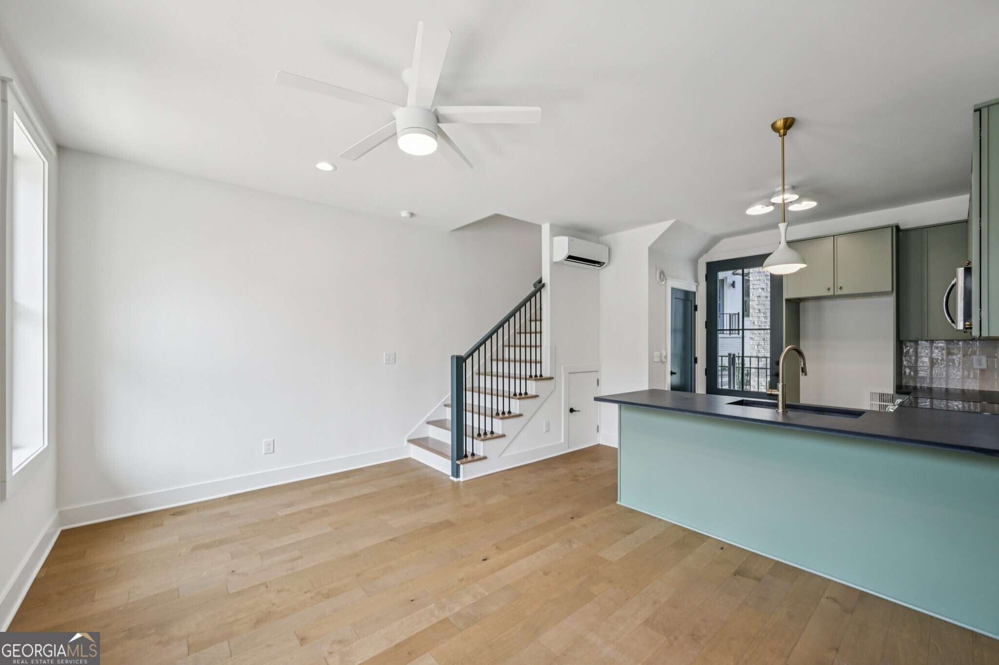1160 Boulevard SE # 3