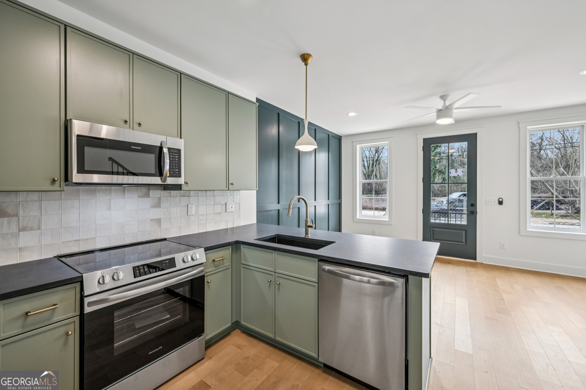 1160 Boulevard SE # 3
