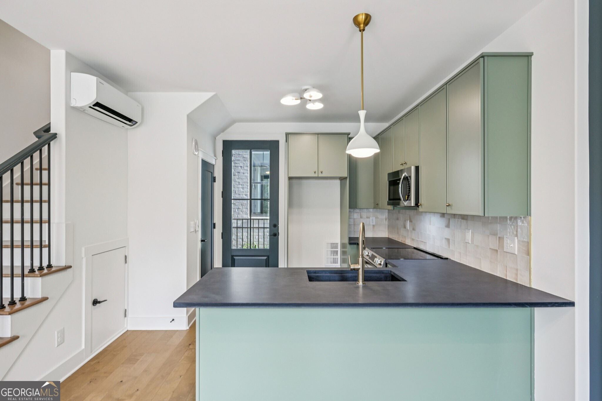1160 Boulevard SE # 3