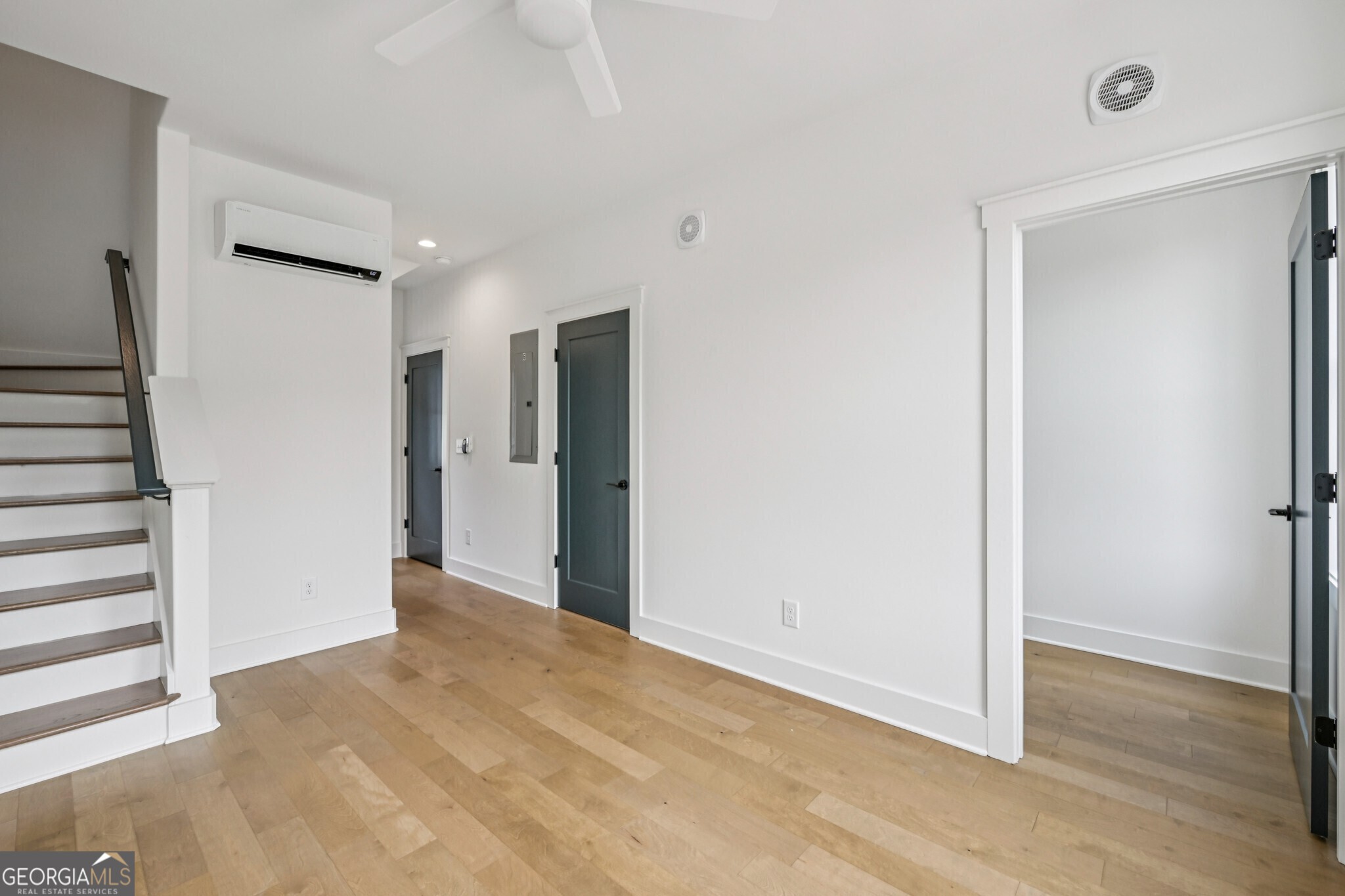 1160 Boulevard SE # 3