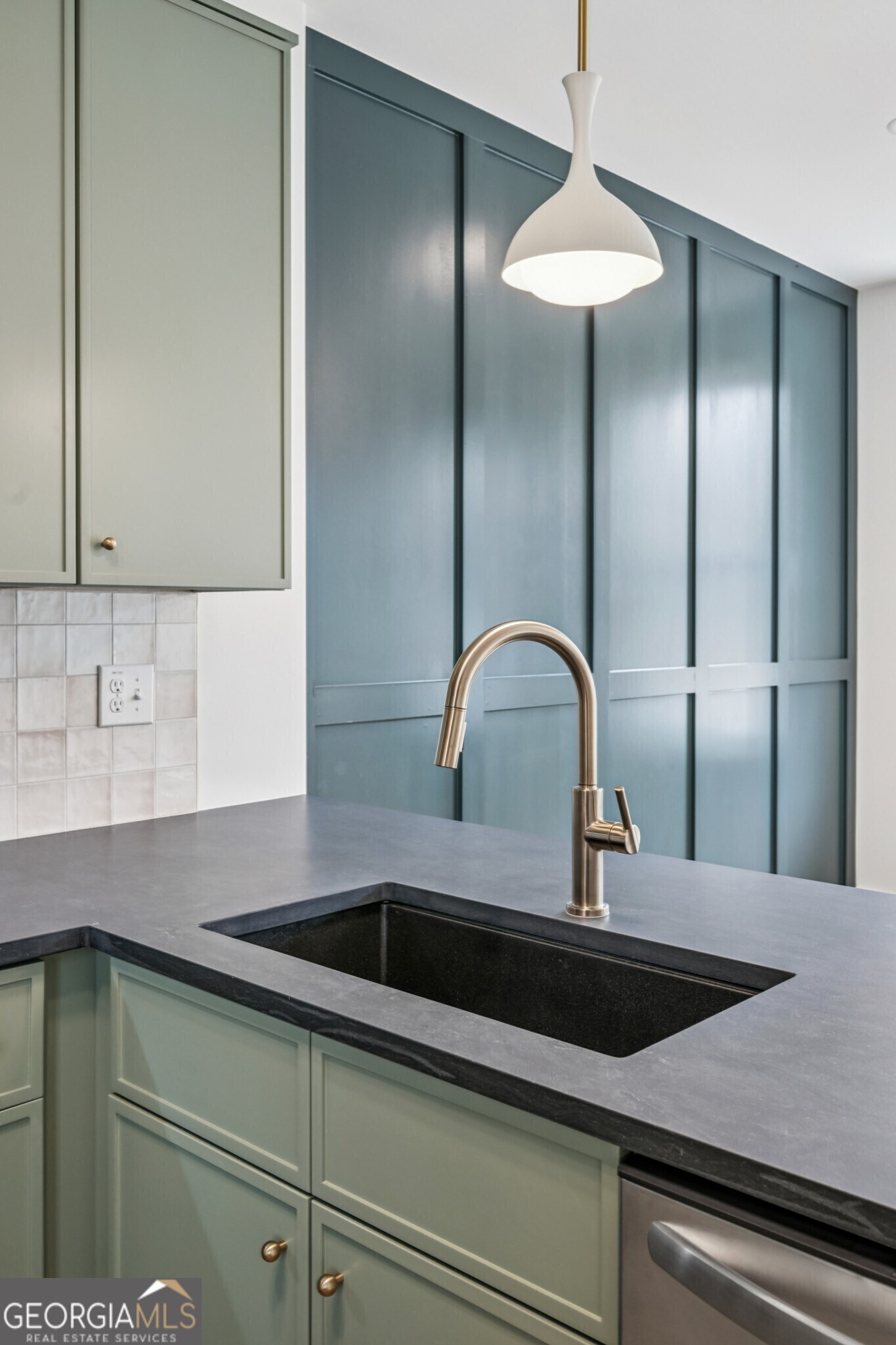 1160 Boulevard SE # 3