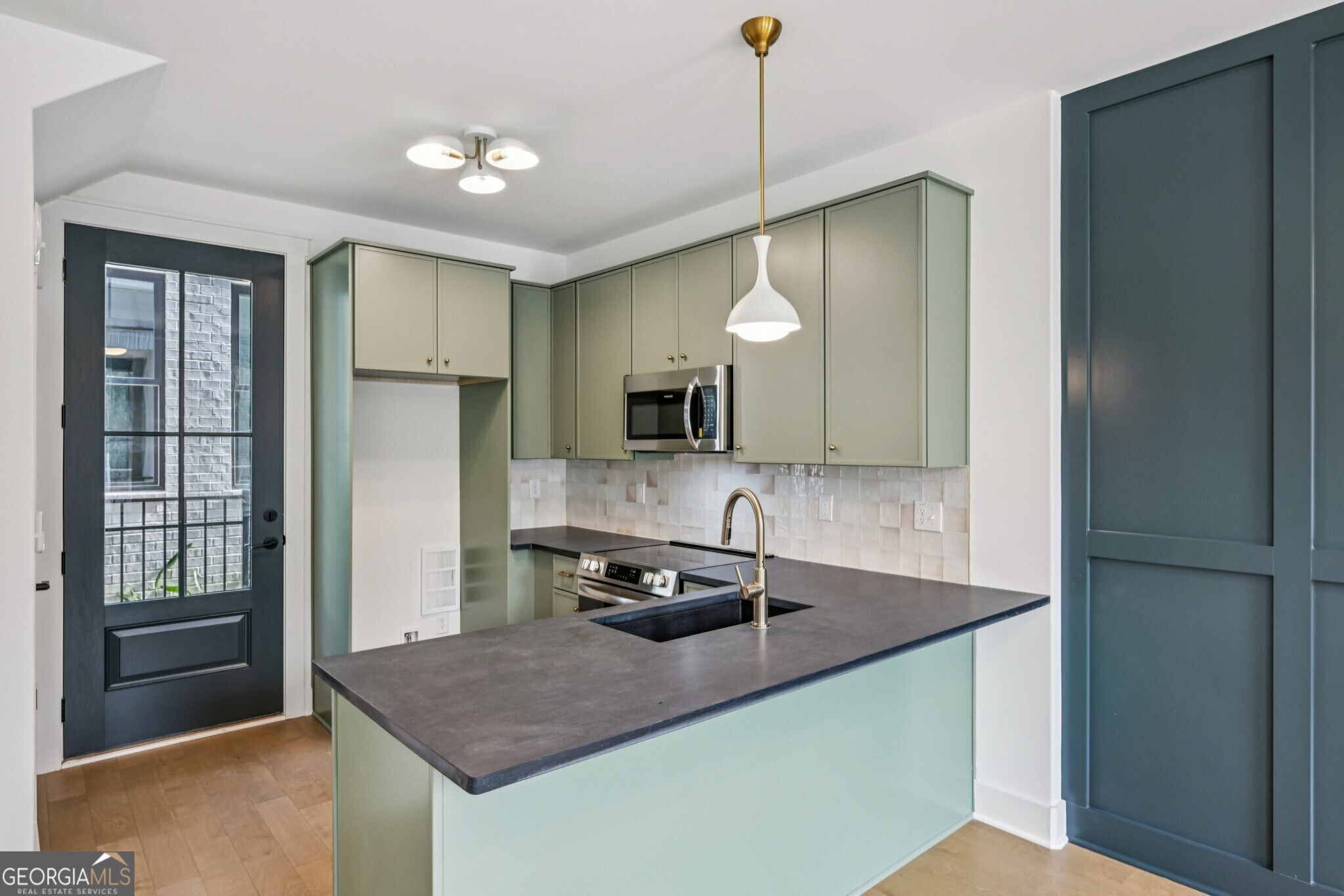 1160 Boulevard SE # 3