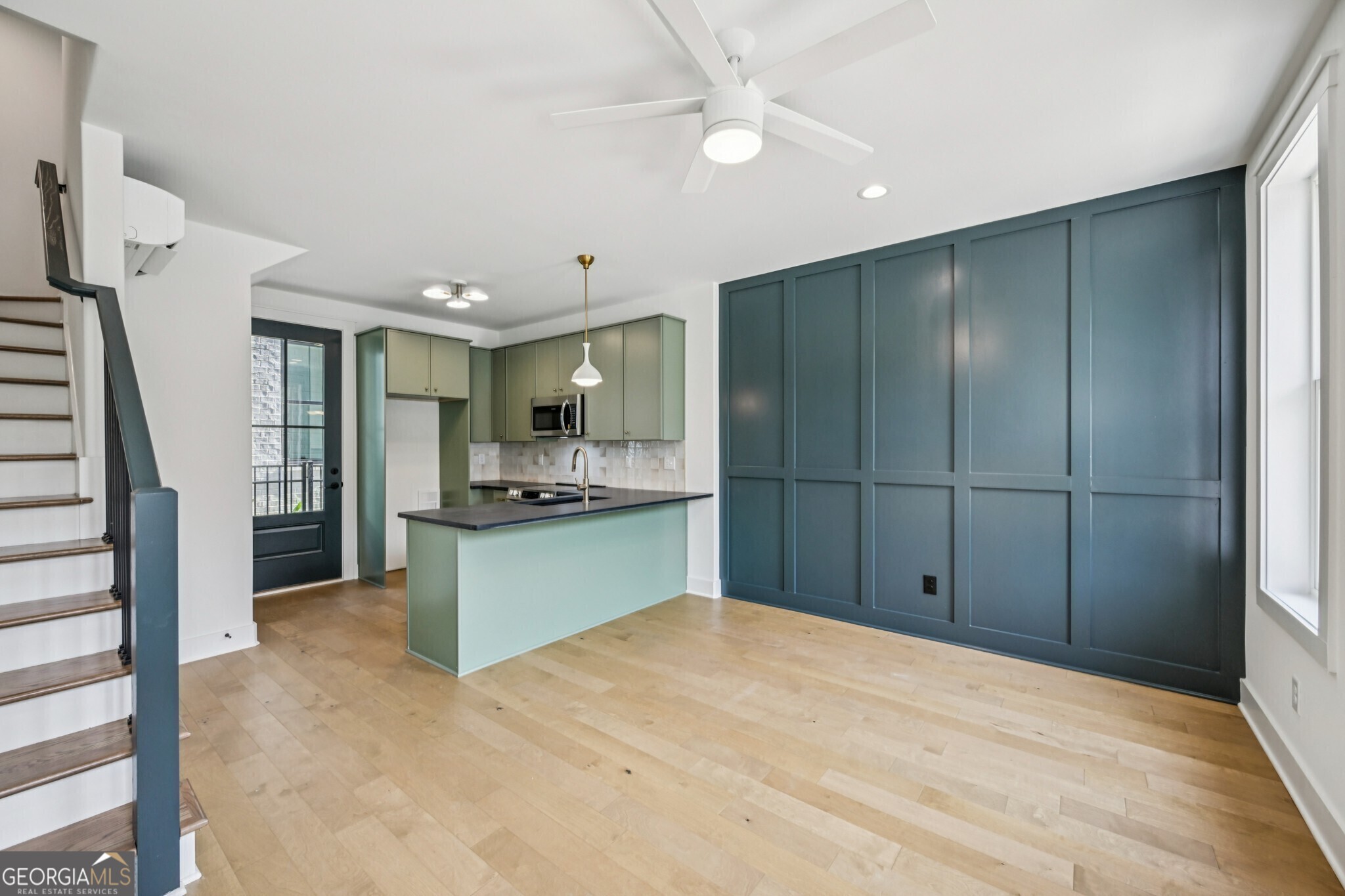 1160 Boulevard SE # 3