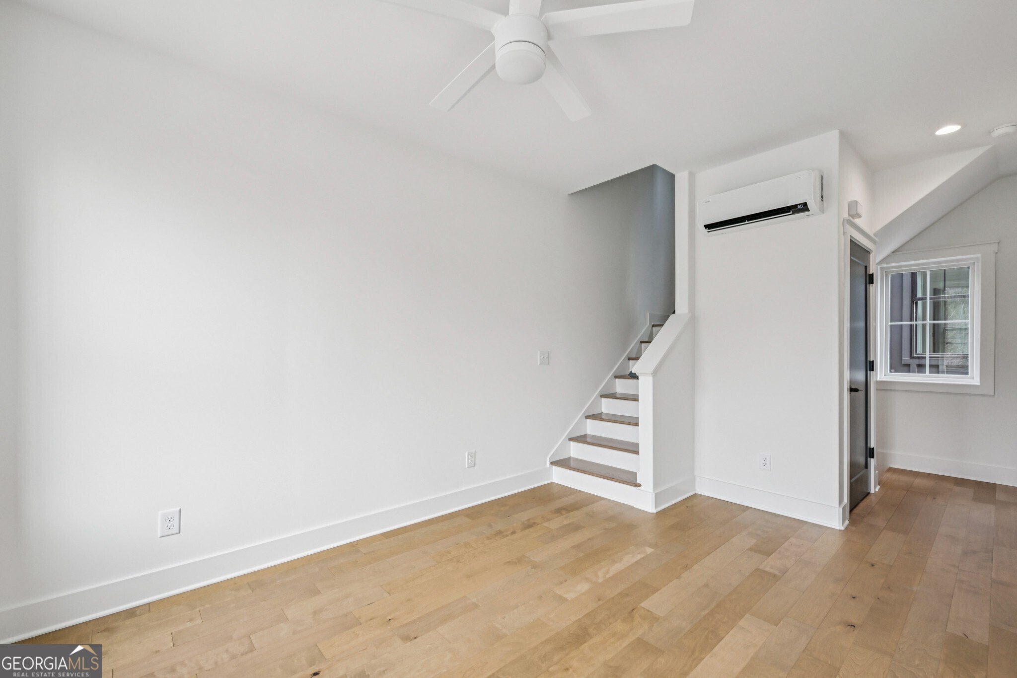 1160 Boulevard SE # 3