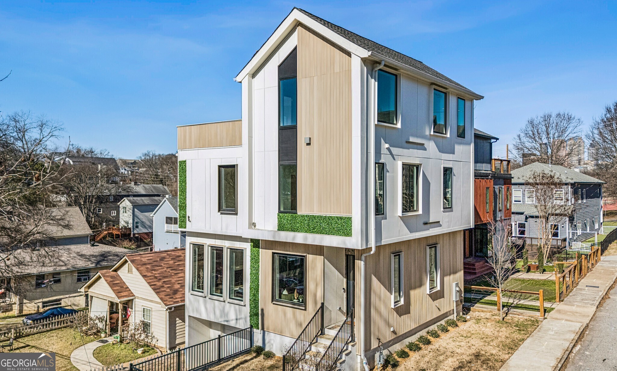 204 South Avenue SE