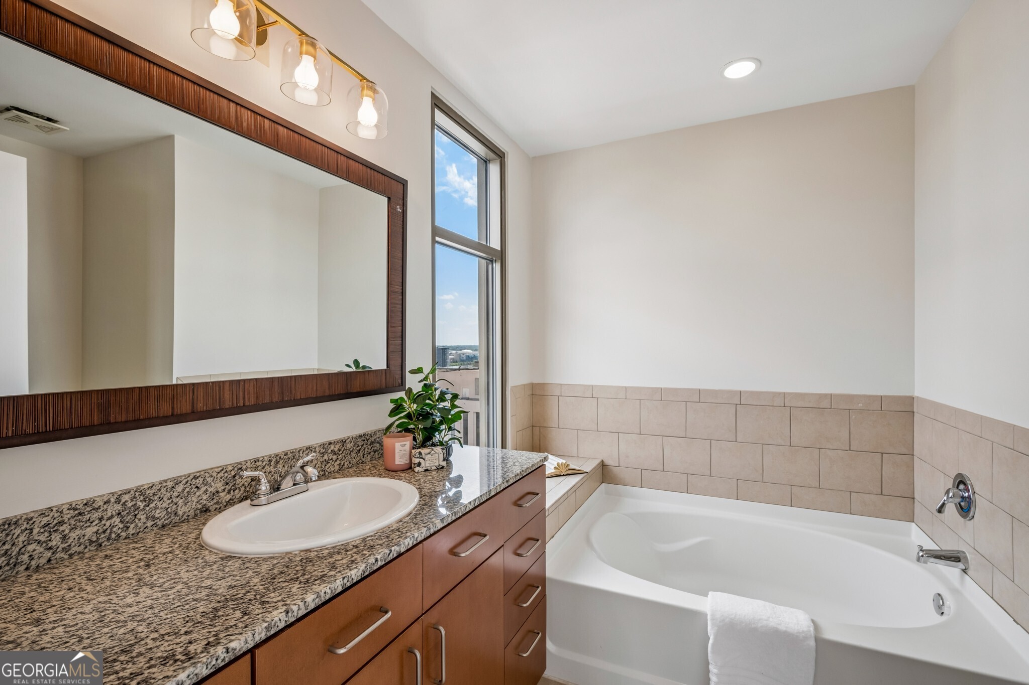 565 Peachtree Street NE # 1610