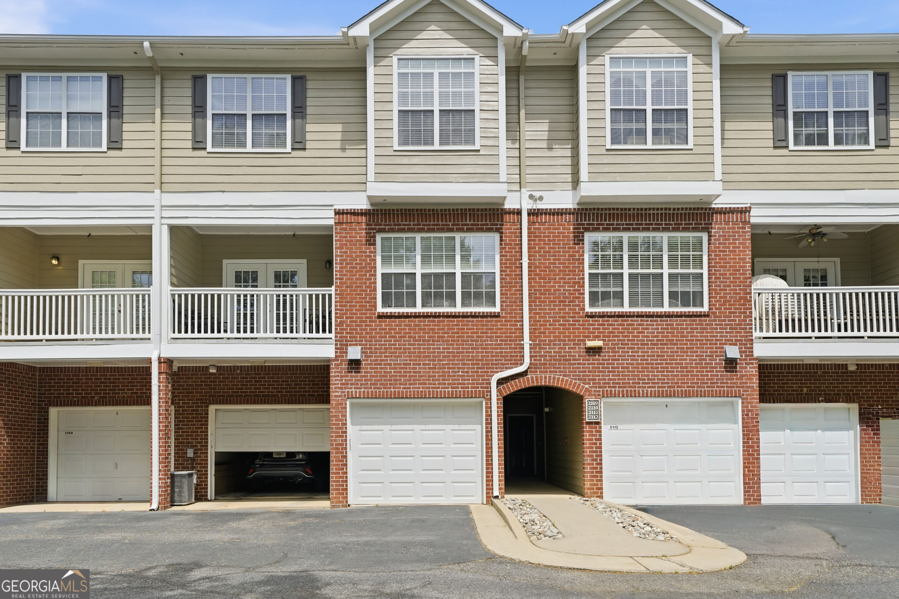 2111 Woodland Lane