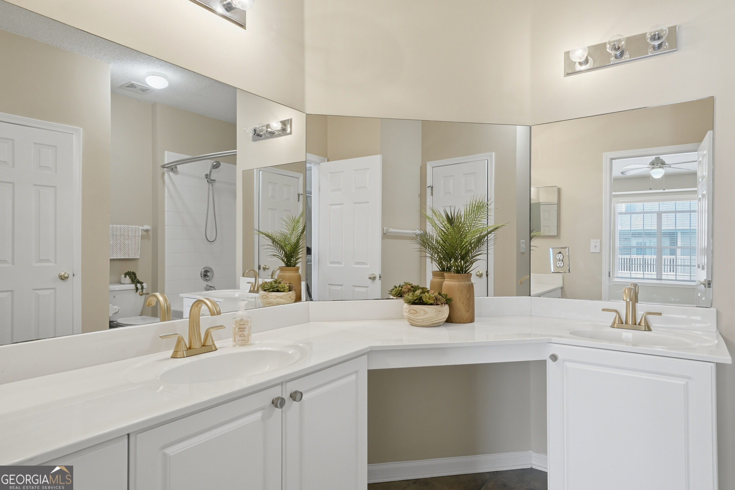 2111 Woodland Lane